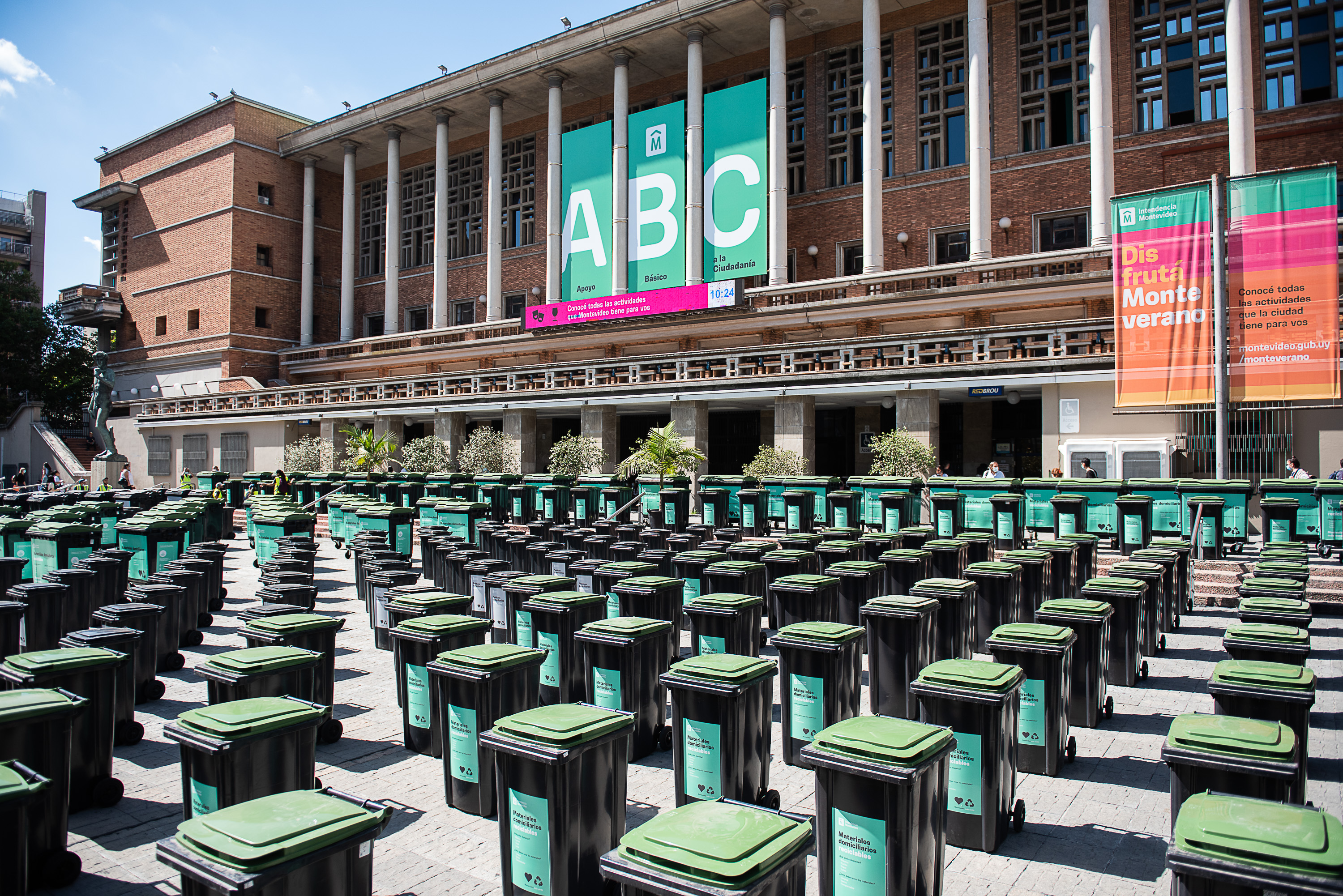 Lanzamiento del programa “Reciclando Barrio a Barrio” en la explanada de la Intendencia de Montevideo