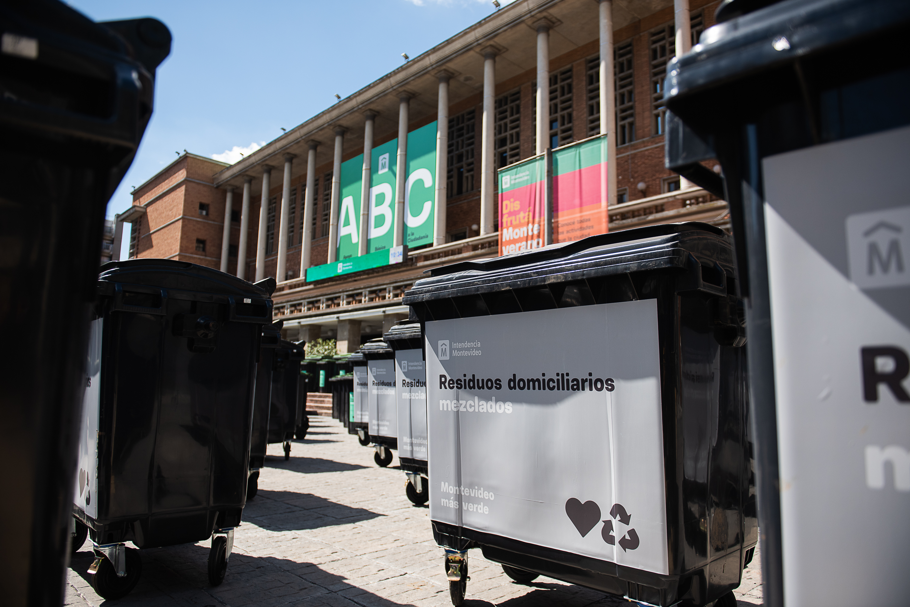 Lanzamiento del programa “Reciclando Barrio a Barrio” en la explanada de la Intendencia de Montevideo