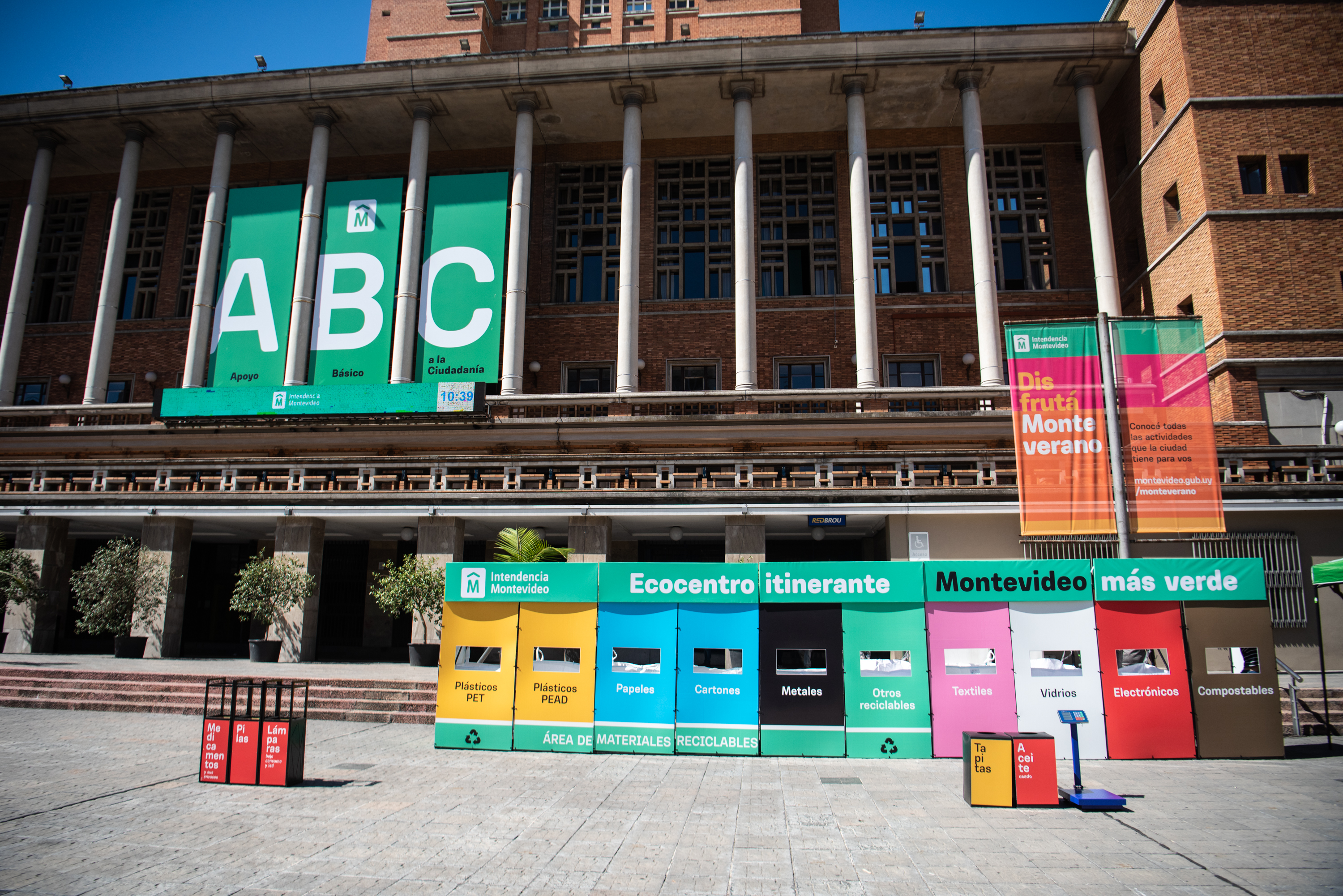 Instalación de Ecocentro itinerante en la Explanada de la Intendencia de Montevideo por el programa &quot;Montevideo más Verde&quot;