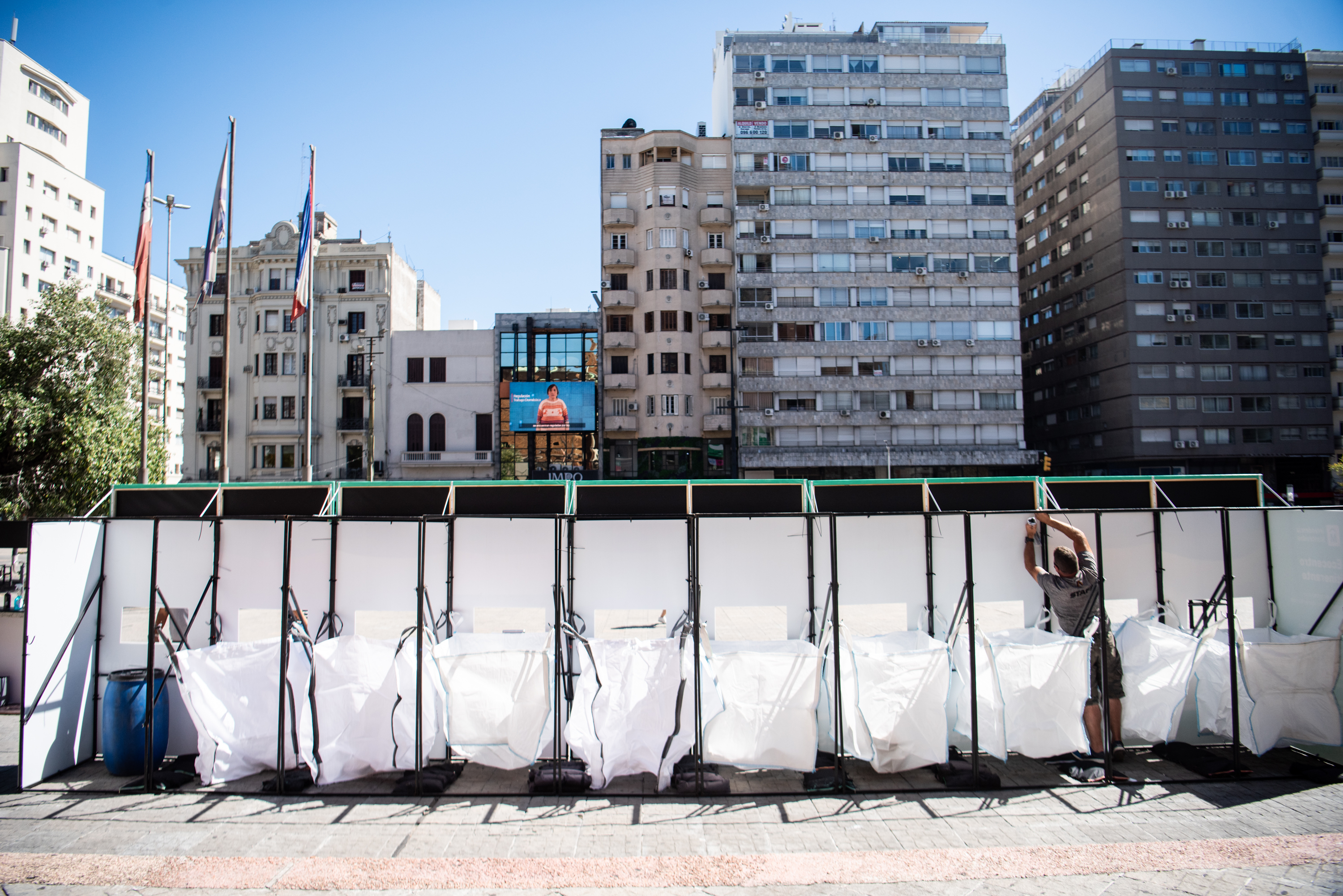 Instalación de Ecocentro itinerante en la Explanada de la Intendencia de Montevideo por el programa &quot;Montevideo más Verde&quot;