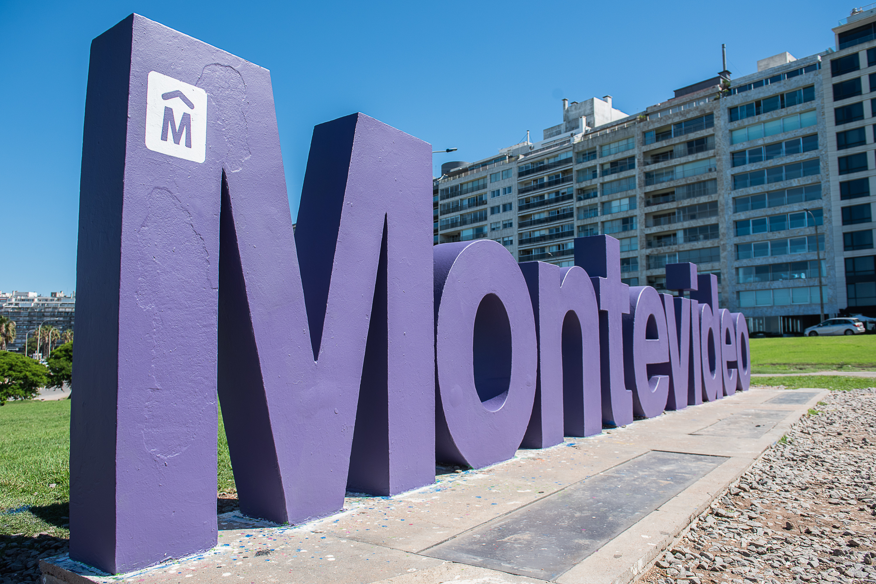 Intervención en cartel de Montevideo en el marco del Mes de las Mujeres