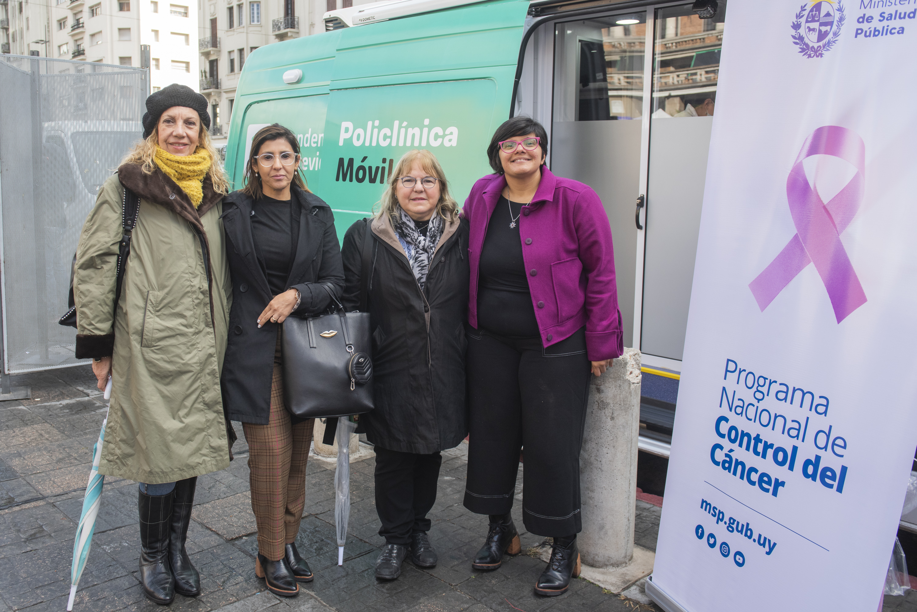 Día Internacional de Acción por la Salud de las Mujeres en la explanada de la Intendencia