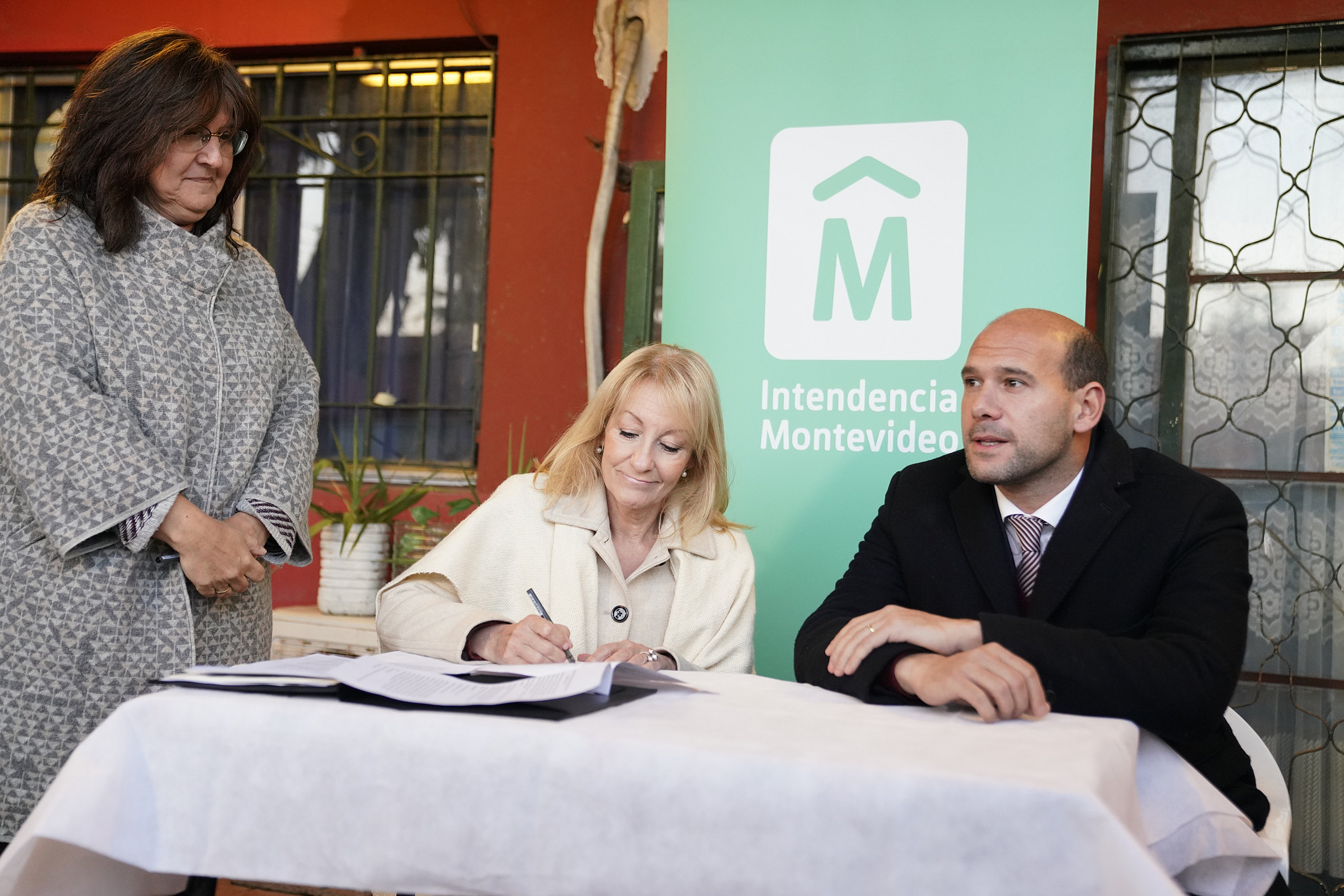 Firma de convenio entre la Intendencia de Montevideo y el MIDES en el marco del Programa Calle