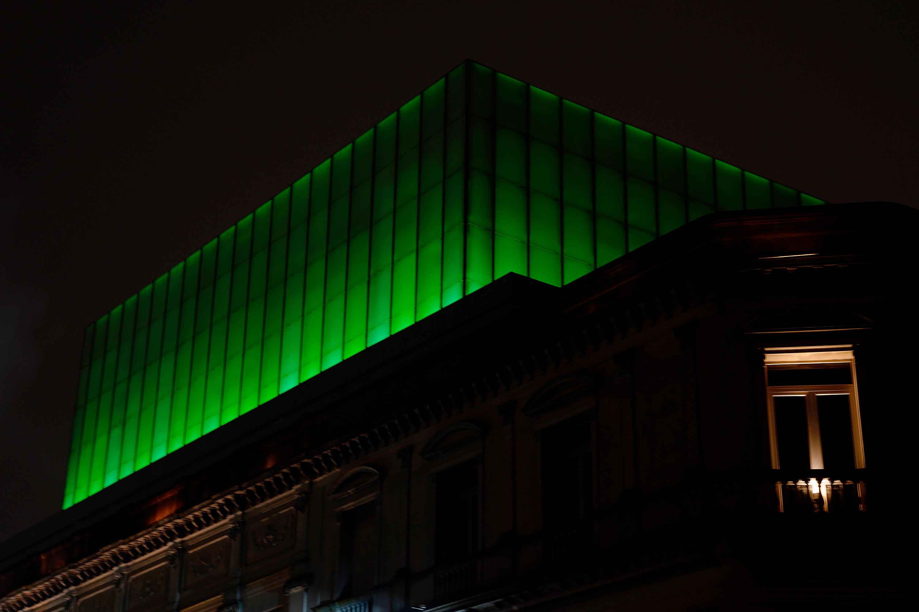 Teatro Solís  iluminado en el marco del Mes del Medio Ambiente 
