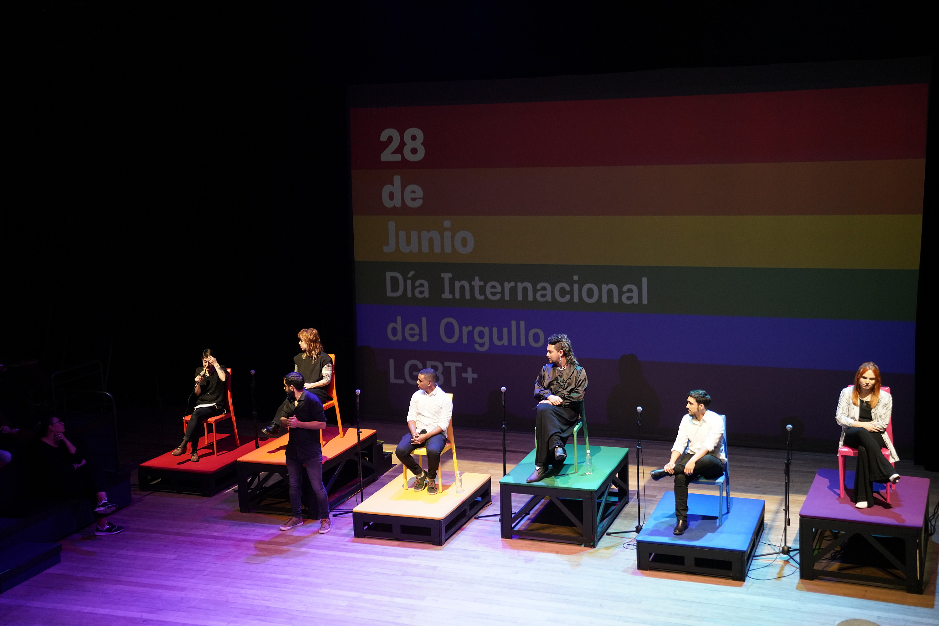 Conversatorio «Día internacional del orgullo LGBT+: el camino de la lucha» en el teatro Solís  