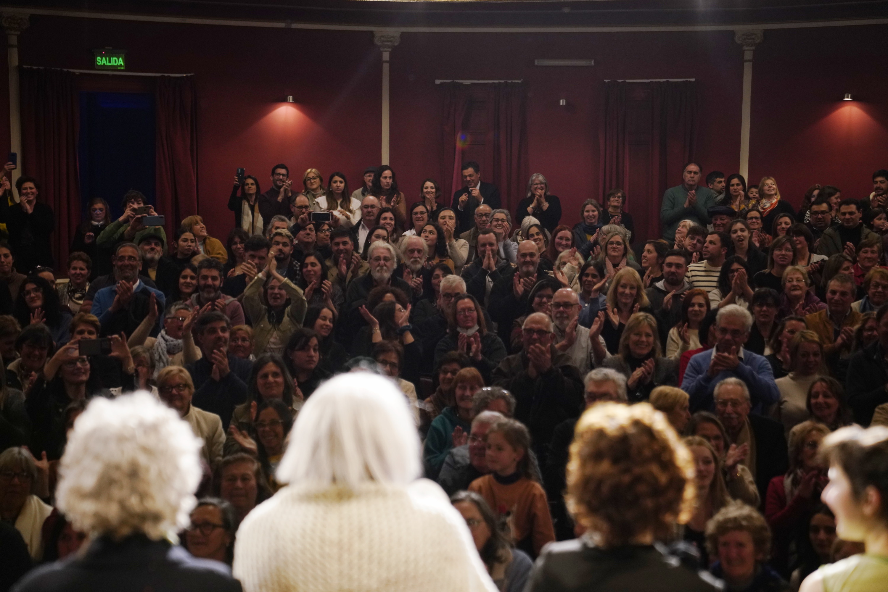 Función de estreno de &quot;Esperando la carroza&quot; por la Comedia Nacional en el teatro Macció de San José