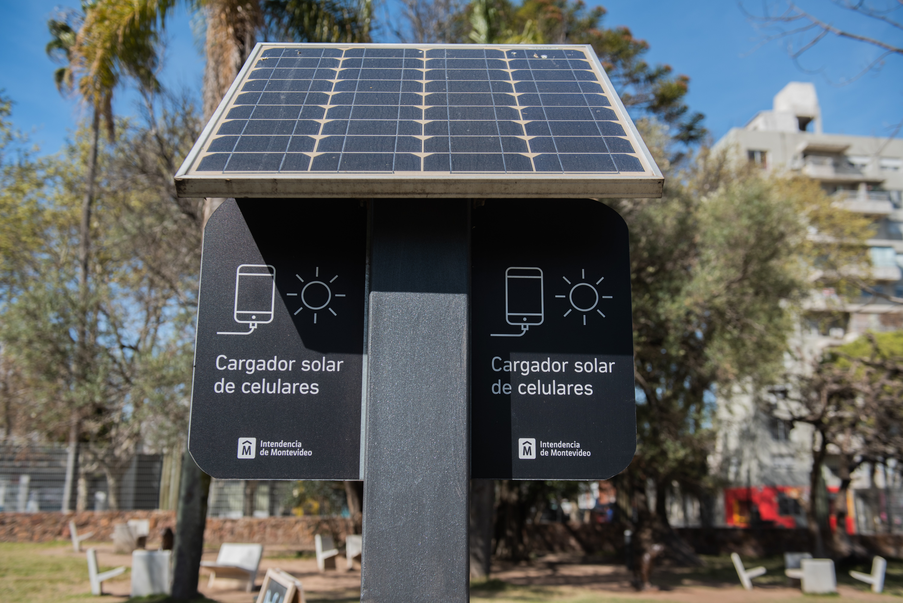 Cargador solar de celulares en el parque Villa Dolores