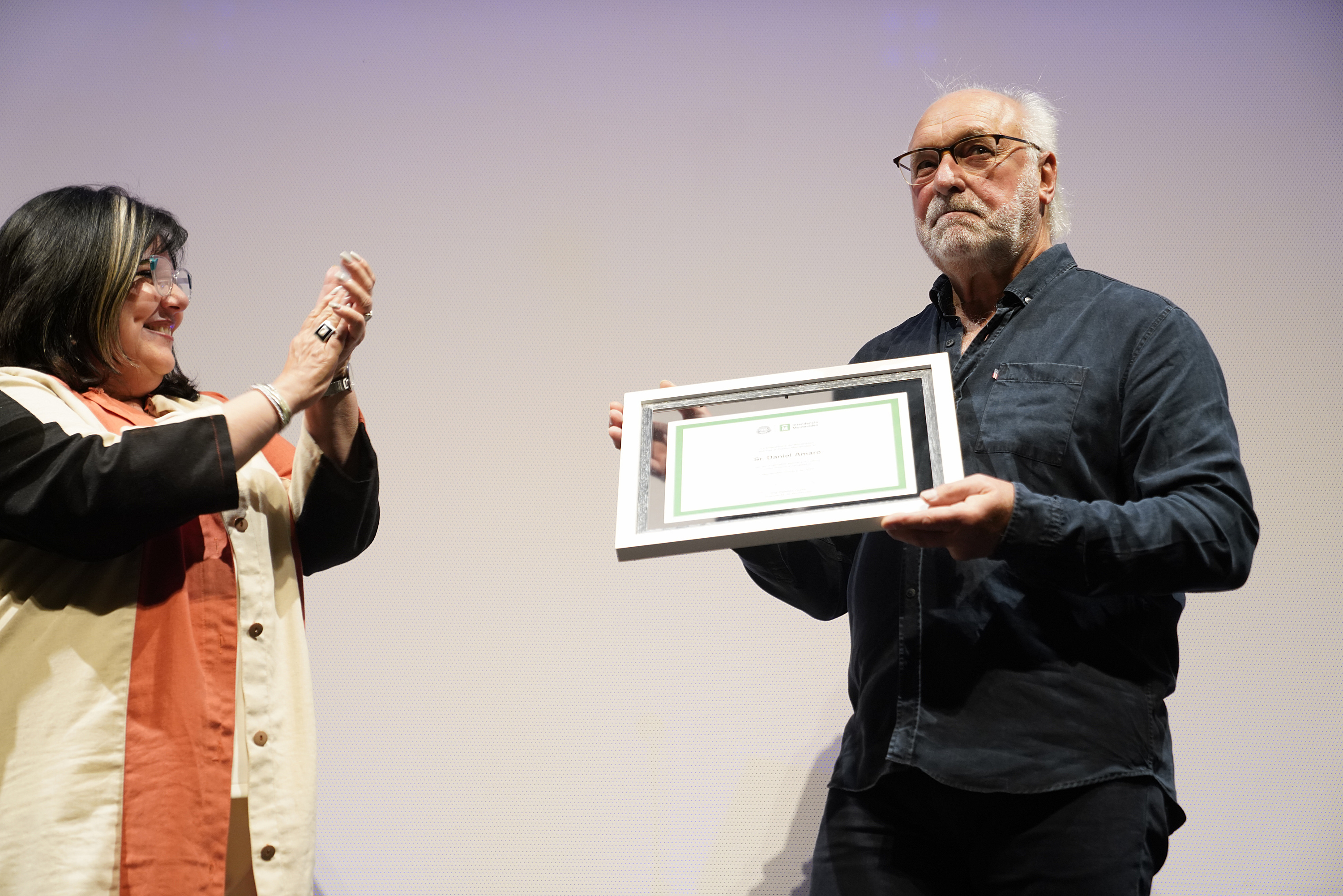 Entrega del Premio Montevideo al músico Daniel Amaro en la Sala Zitarrosa
