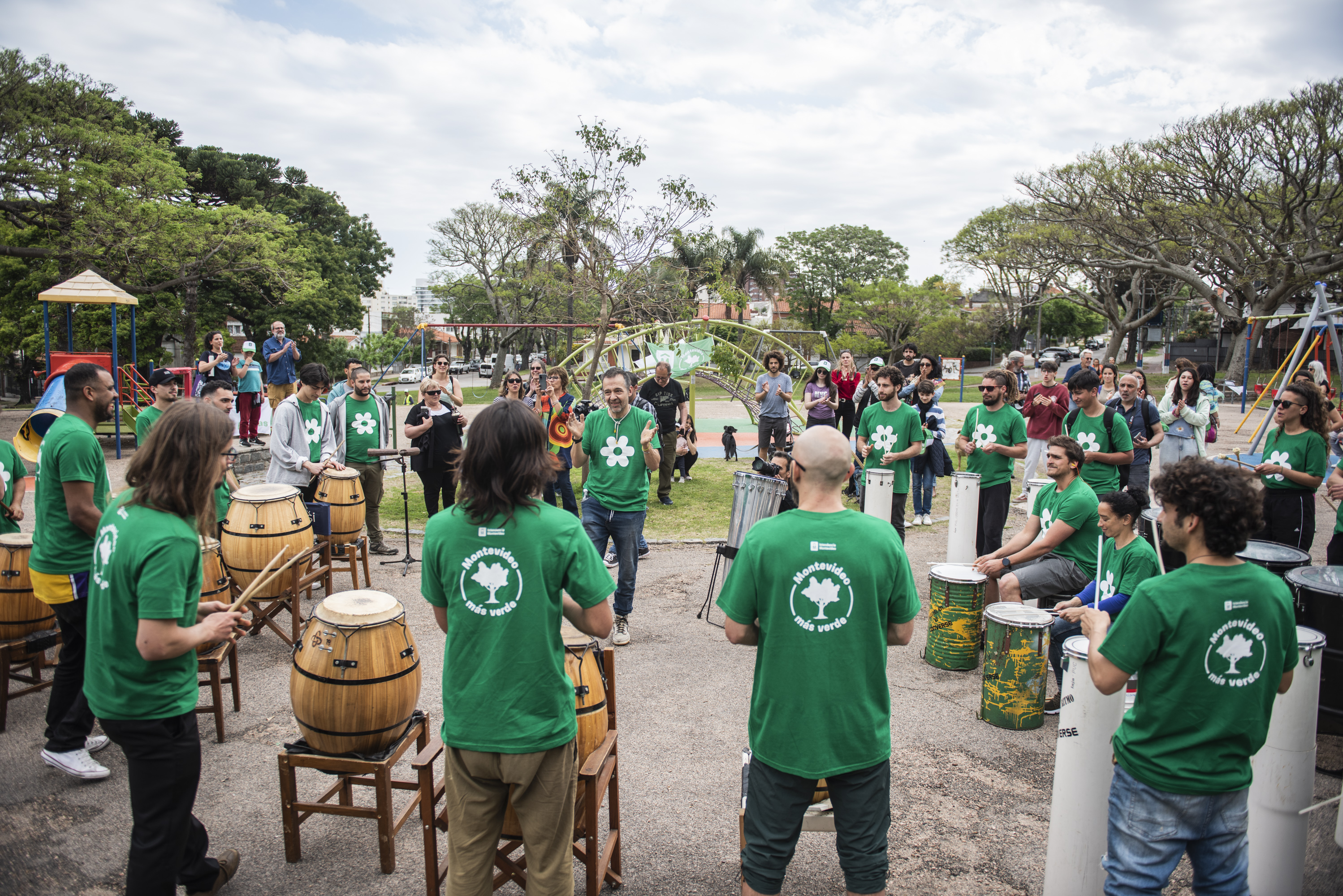 Taller de percusión con Nicolás Arnicho en la plaza Fabini por el Día de las Plazas