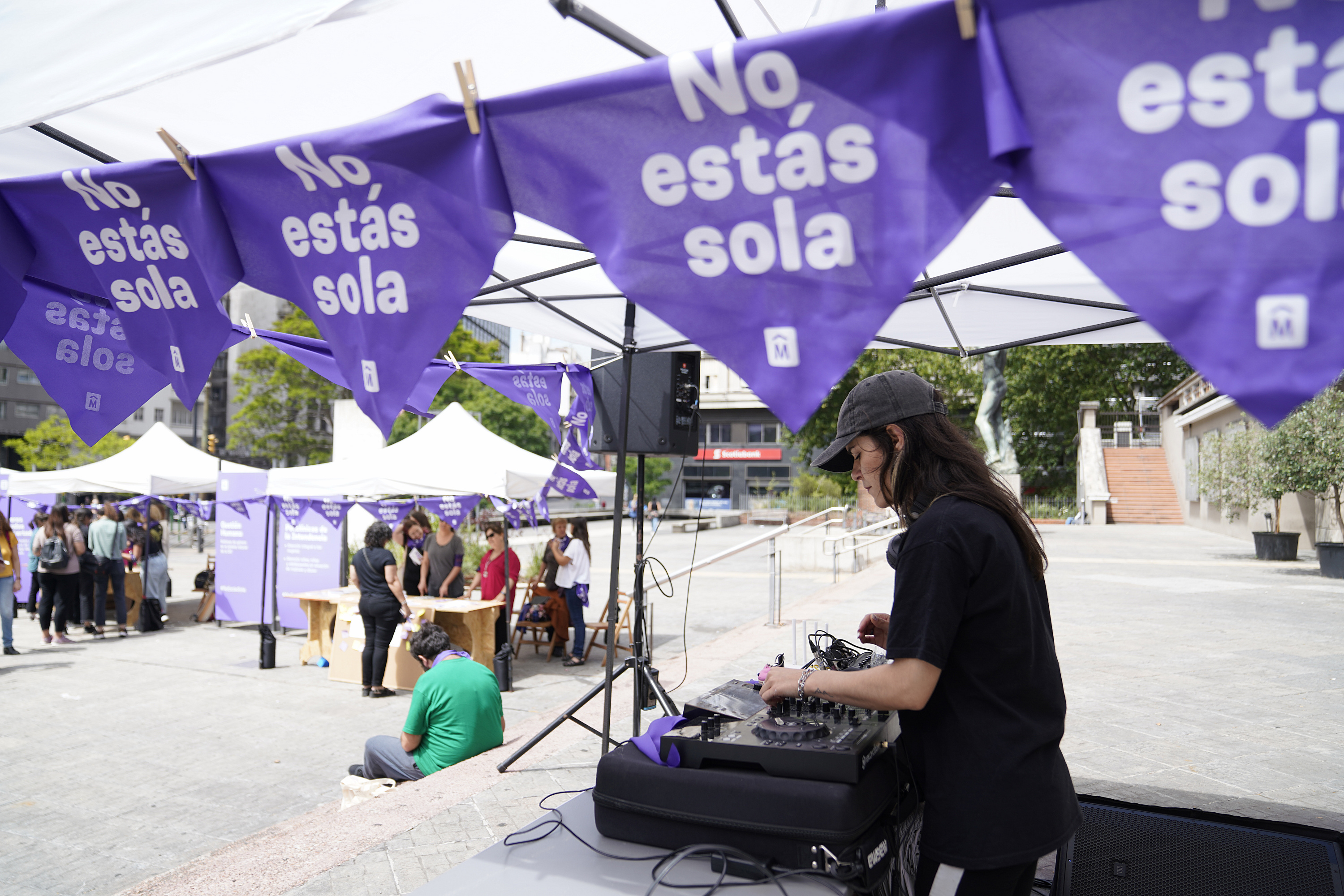 Actividades en el marco del 25N en la explanda de la Intendencia de Montevideo
