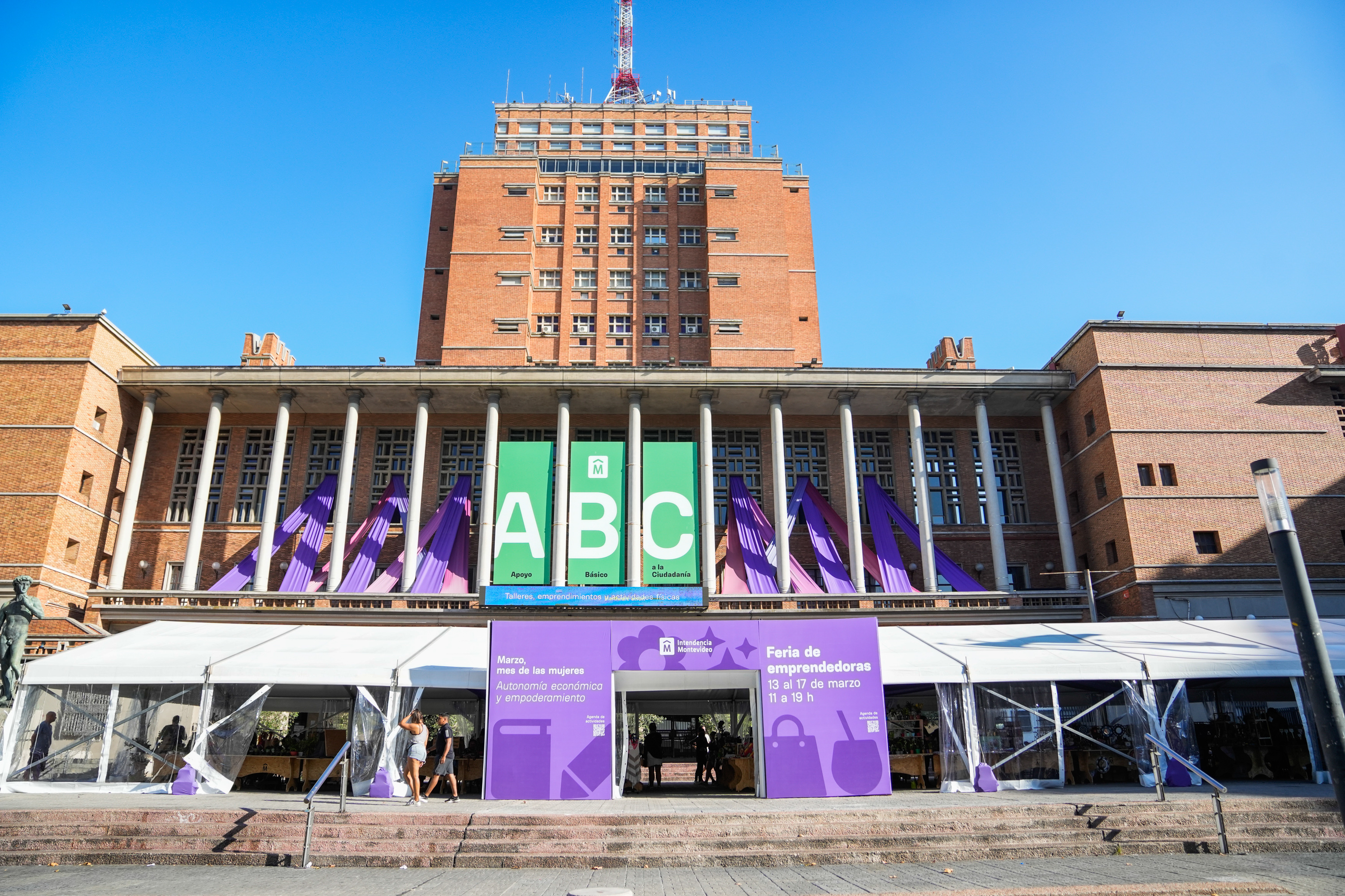 Feria Mypes en la explanada de la Intendencia de Montevideo , 13 de marzo de 2023