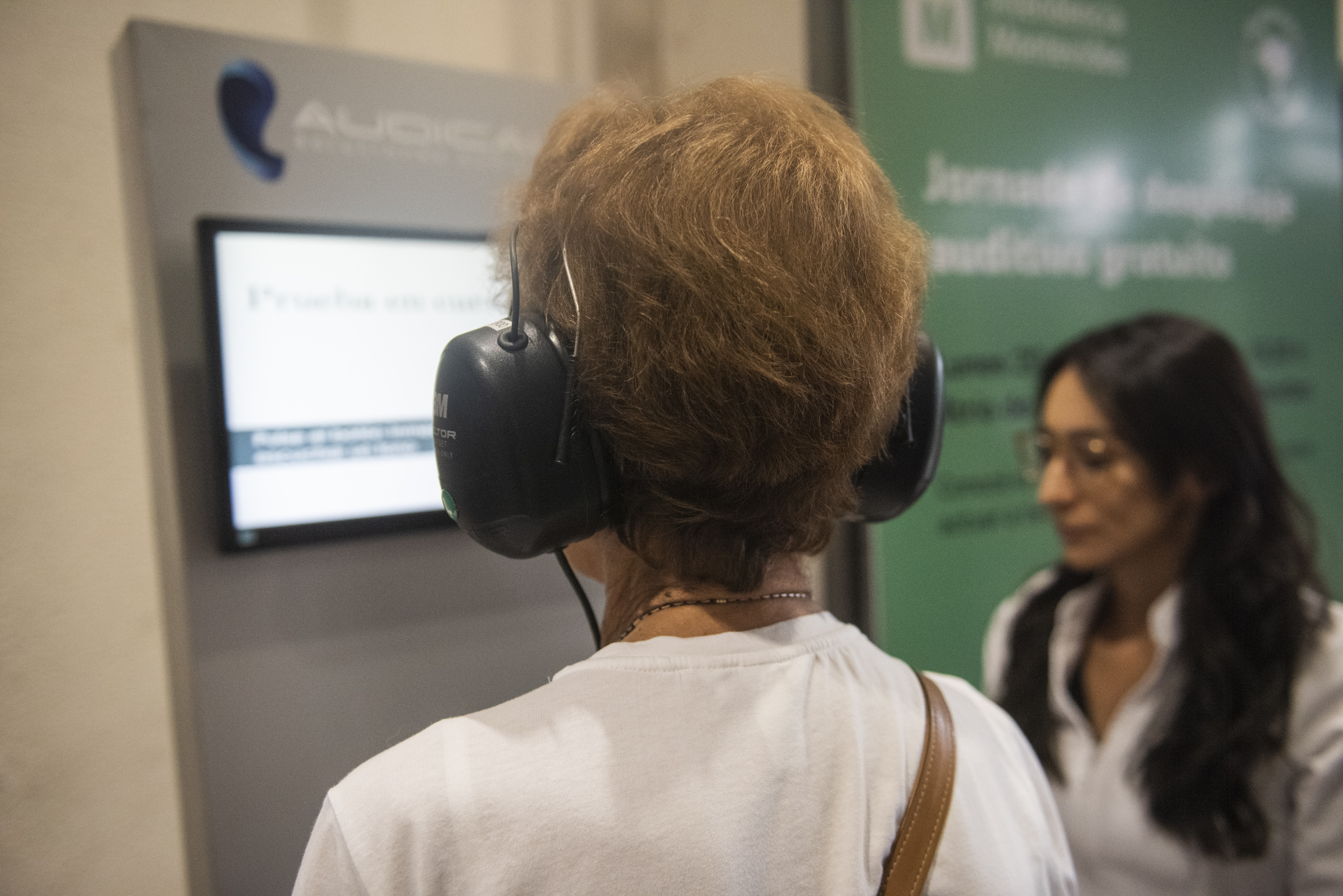 Jornada de despistaje auditivo en el atrio de la Intendencia de Montevideo