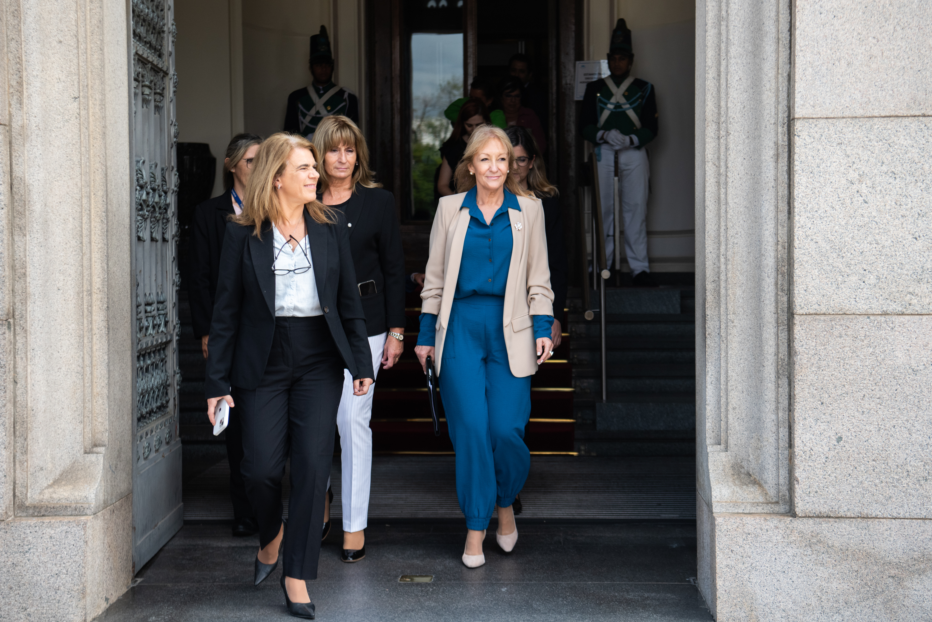 Presentación de escrito de la Intendenta Carolina Cosse al Senado de la República