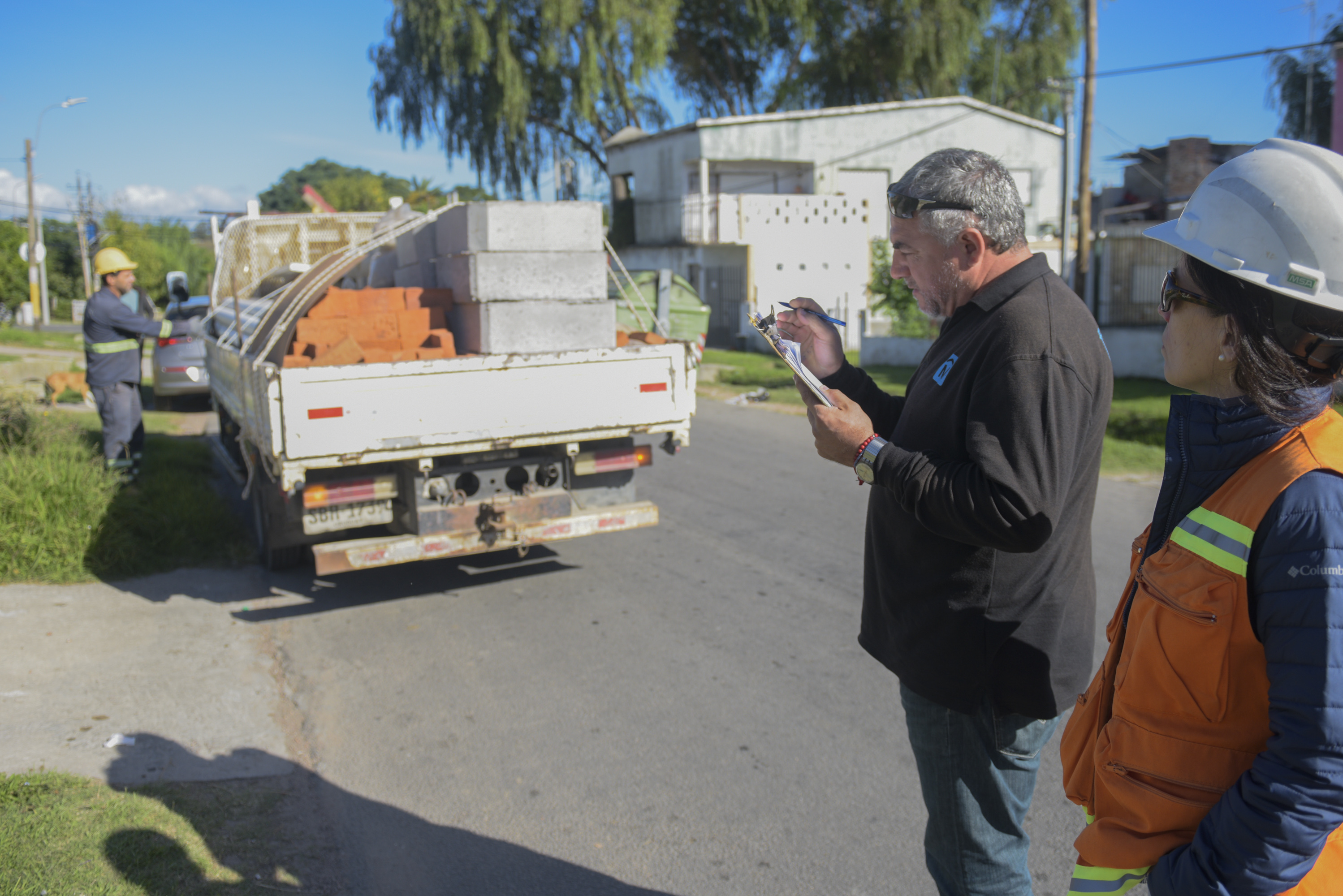 Entrega de materiales para la conexión domiciliaria a saneamiento en el barrio Casabó 