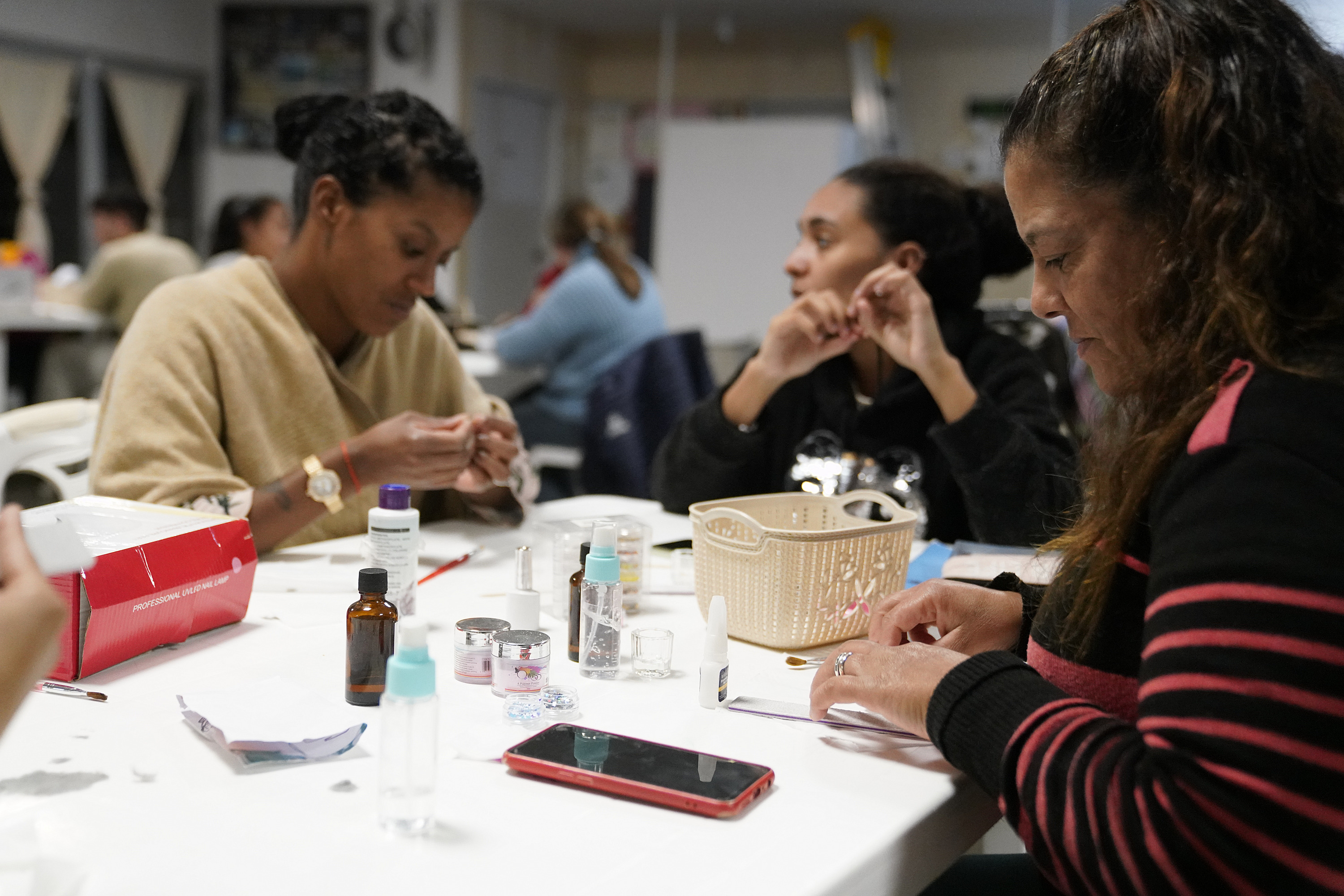 Capacitación de manicura en el marco del Fondo Por Más