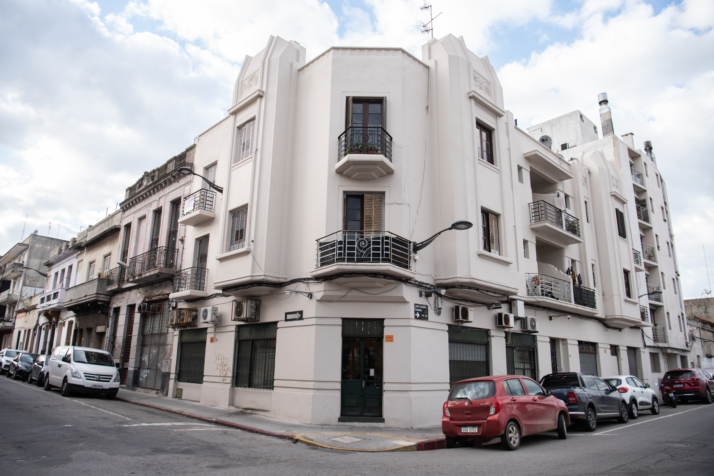 Refacción de fachada en la calle Juan Lindolfo Cuestas esquina 25 de Mayo