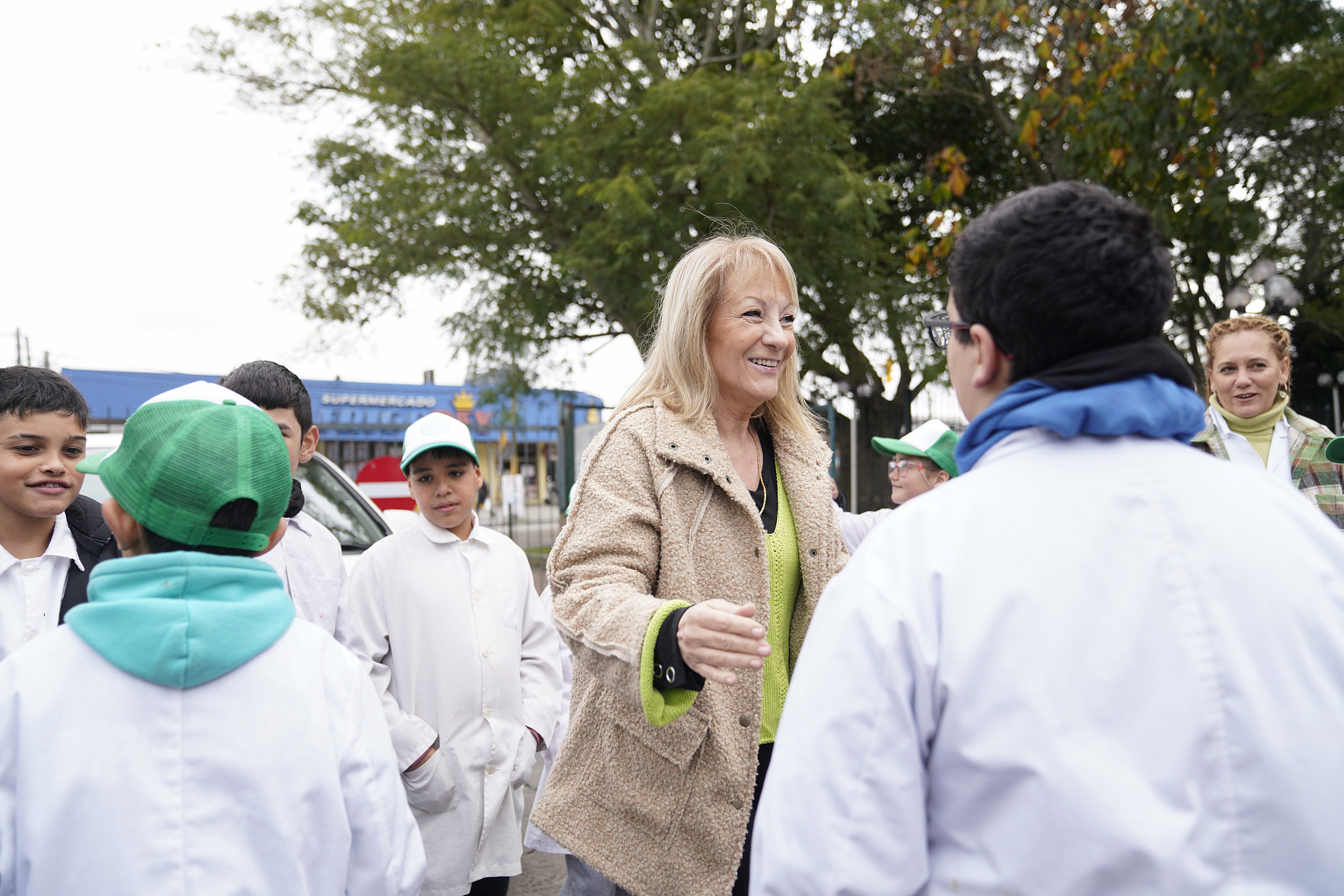 Visita de la intendenta Carolina Cosse a la huerta comunitaria en la escuela Nº 249