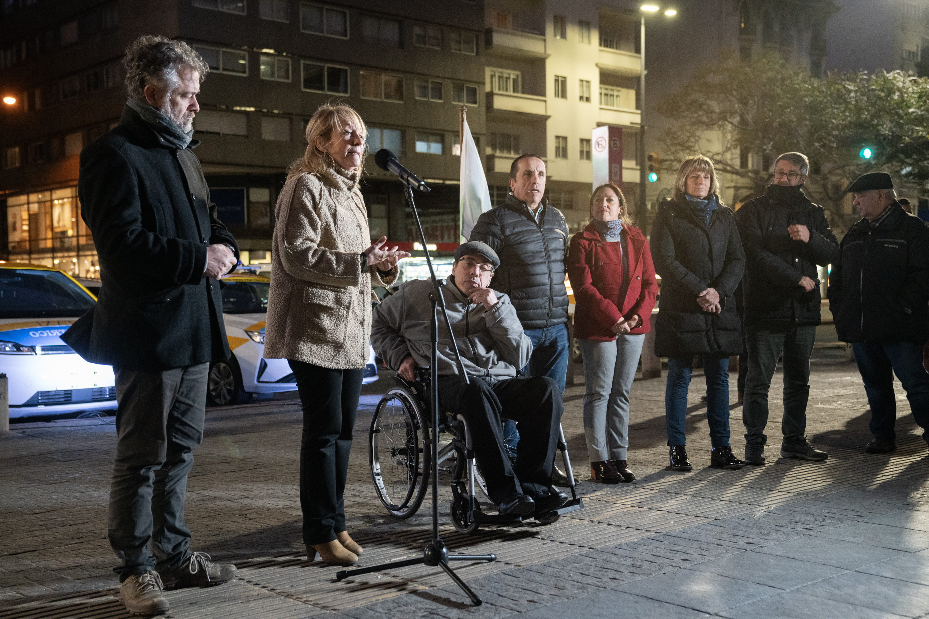 Presentación de nuevos taxis eléctricos en la explanada de la Intendencia de Montevideo