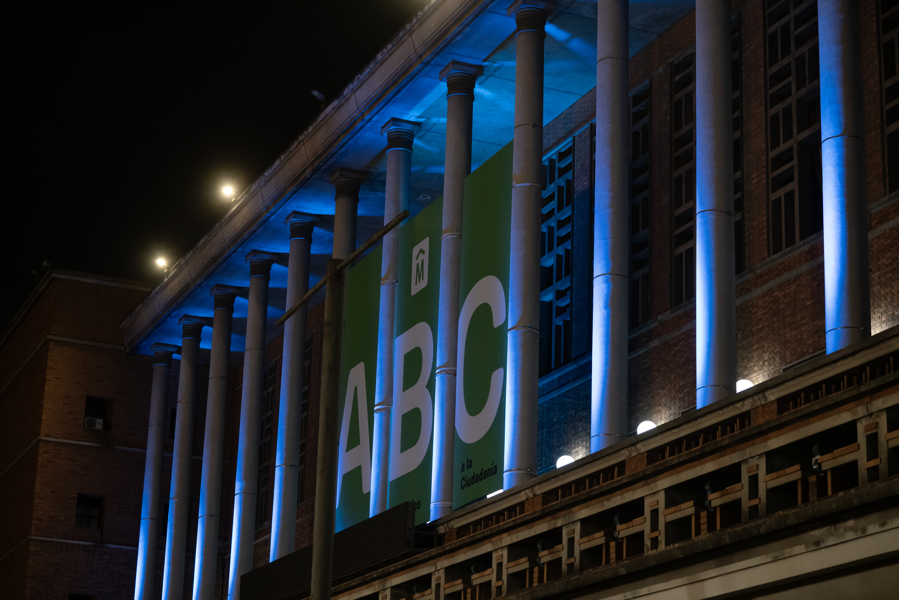 Iluminación de la fachada de la Intendencia de Montevideo en el marco del Día Internacional de la Lengua de Señas Uruguaya