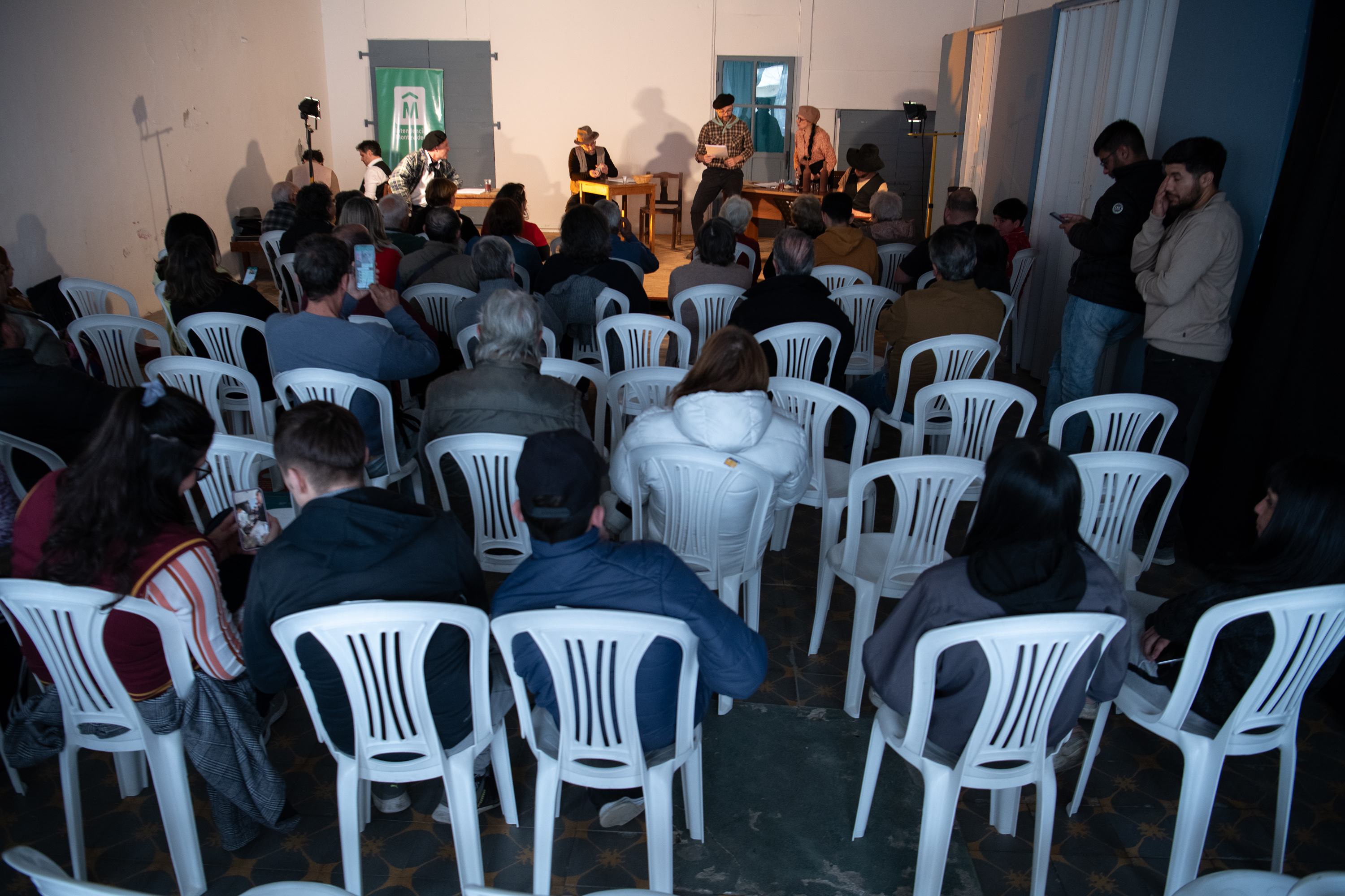 Lectura de Hay barullo en El Resorte, de Juceca en el anexo del Municipio de Juan Lacaze