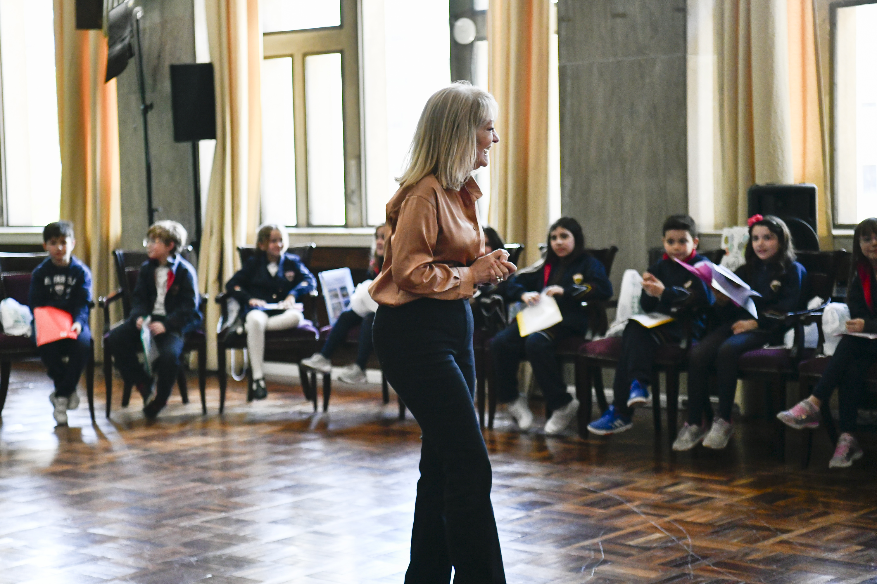 Entrevista de alumnos y alumnas del colegio José Pedro Varela a la Intendenta Carolina Cosse