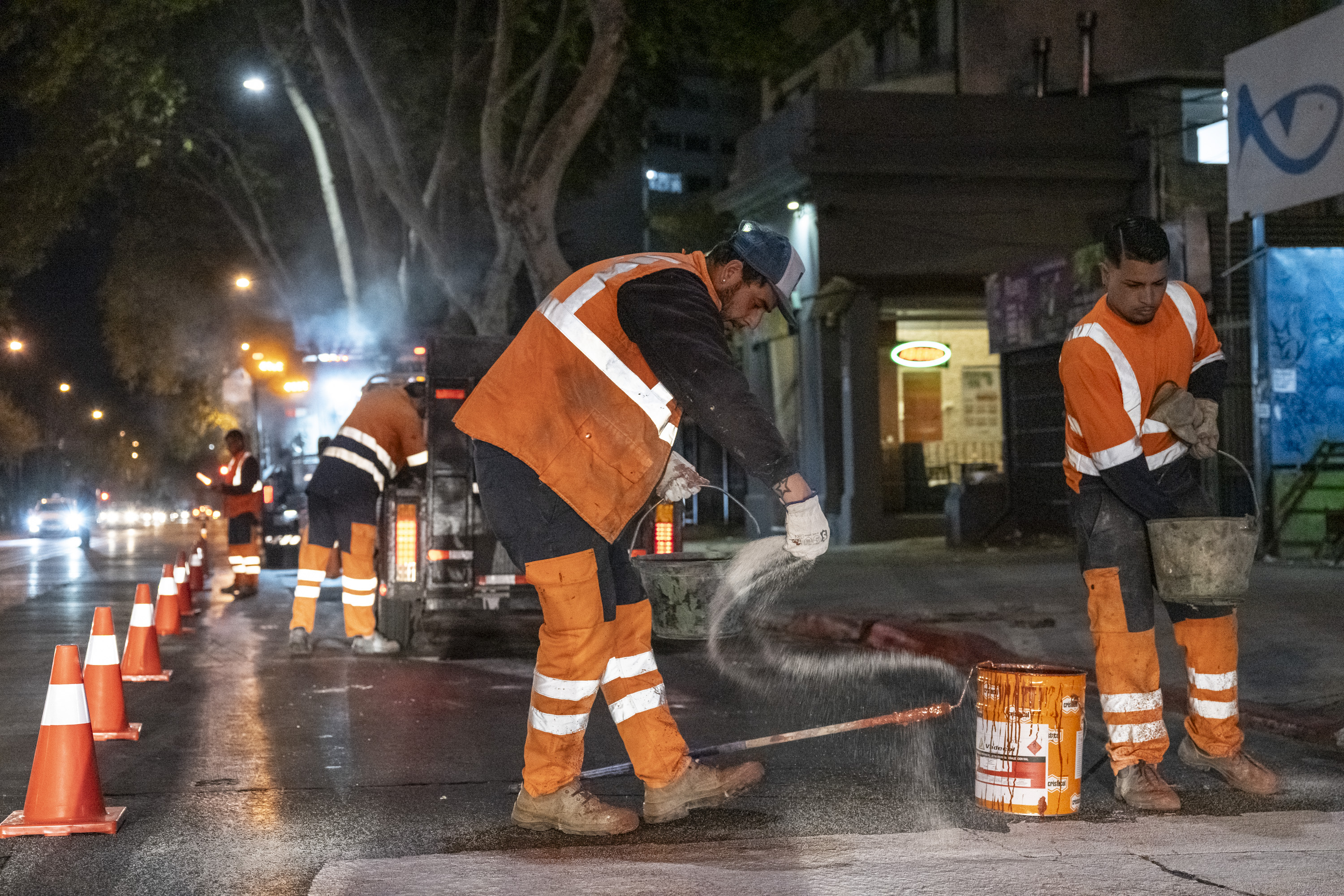  Pintura de carriles solo bus e instalación de cámaras en Av.8 de Octubre