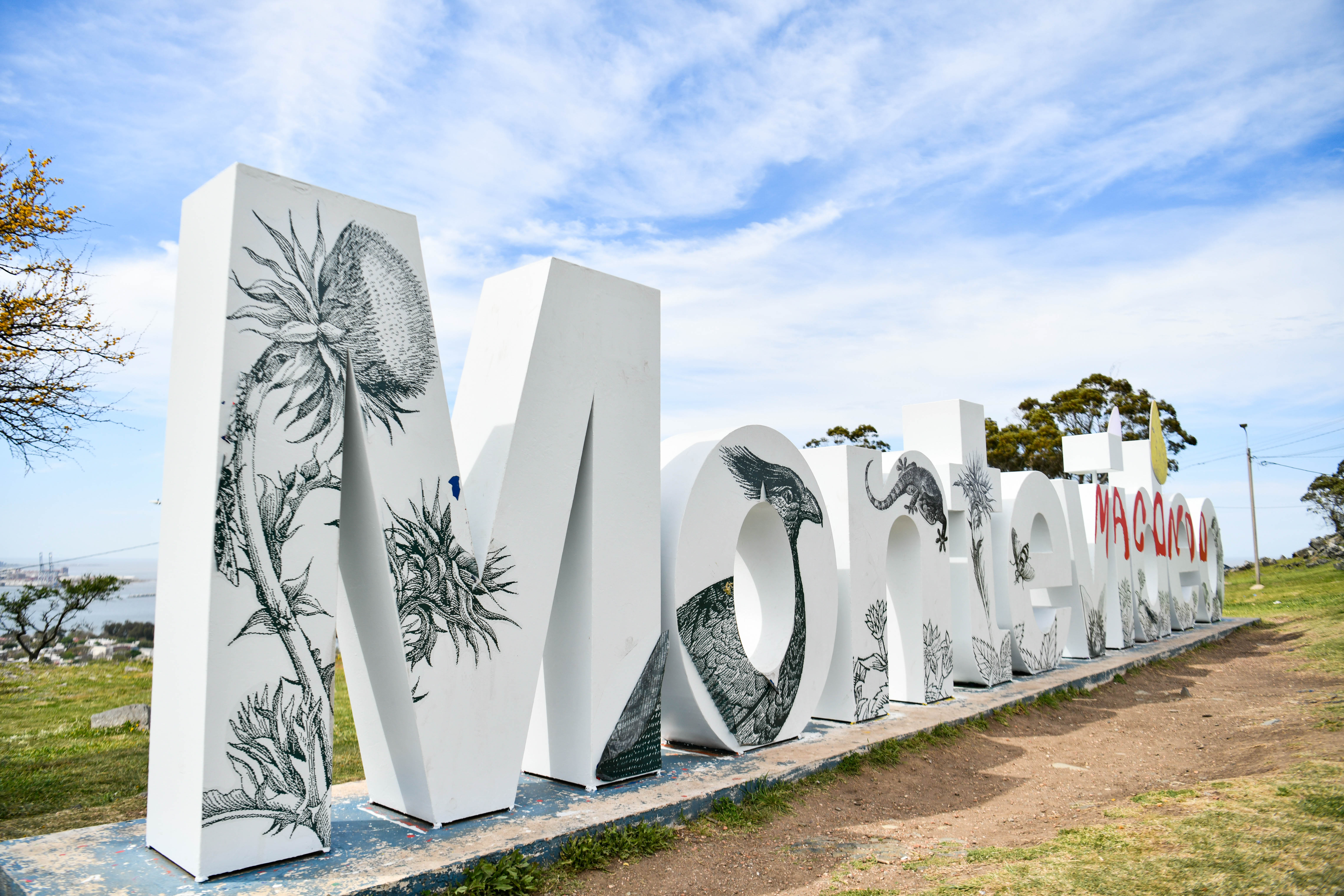 Intervención Macondo en letras de Montevideo en el Cerro, 10 de octubre de 2023