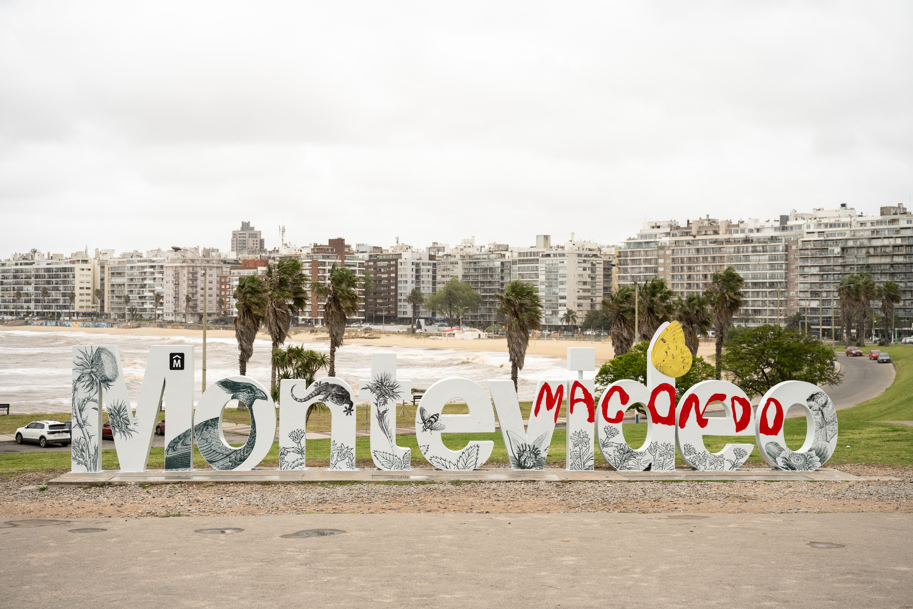 Intervención Macondo en letras de Montevideo