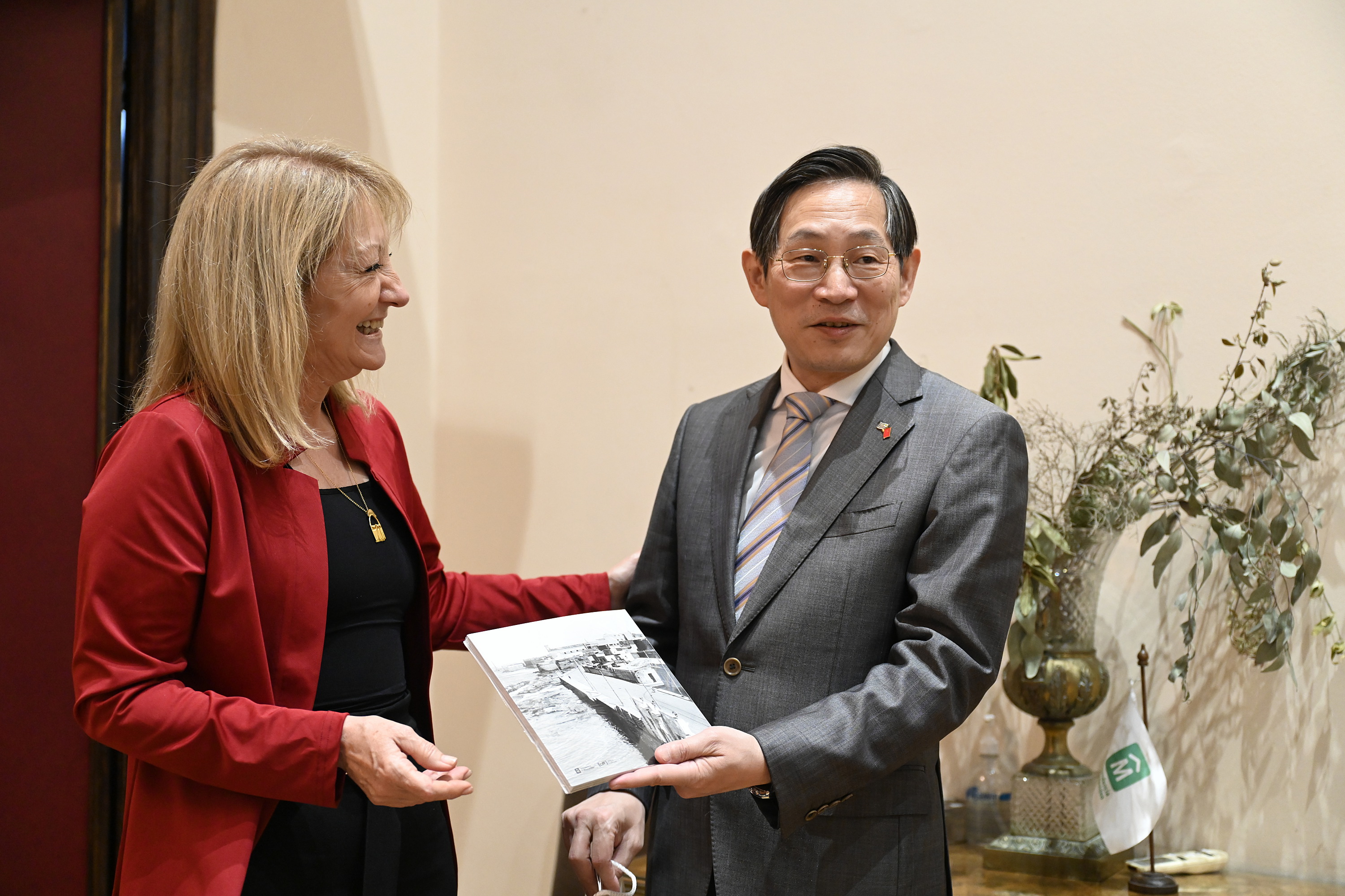 Reunión de Intendenta Carolina Cosse con embajador de la República Popular China en Uruguay, Huang Yazhong