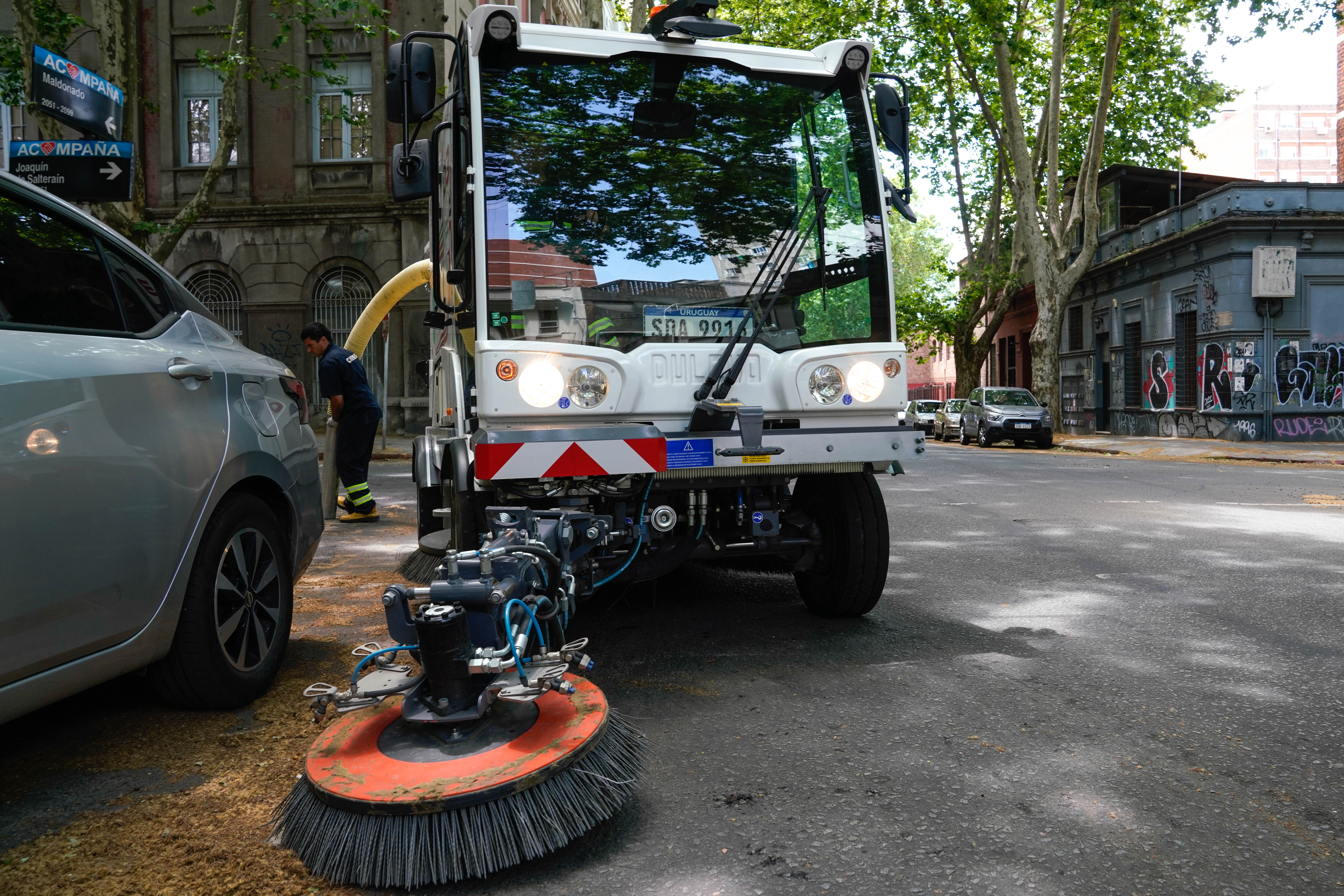 Tareas de limpieza con barredora en el Municipio B , 23 de noviembre de 2023