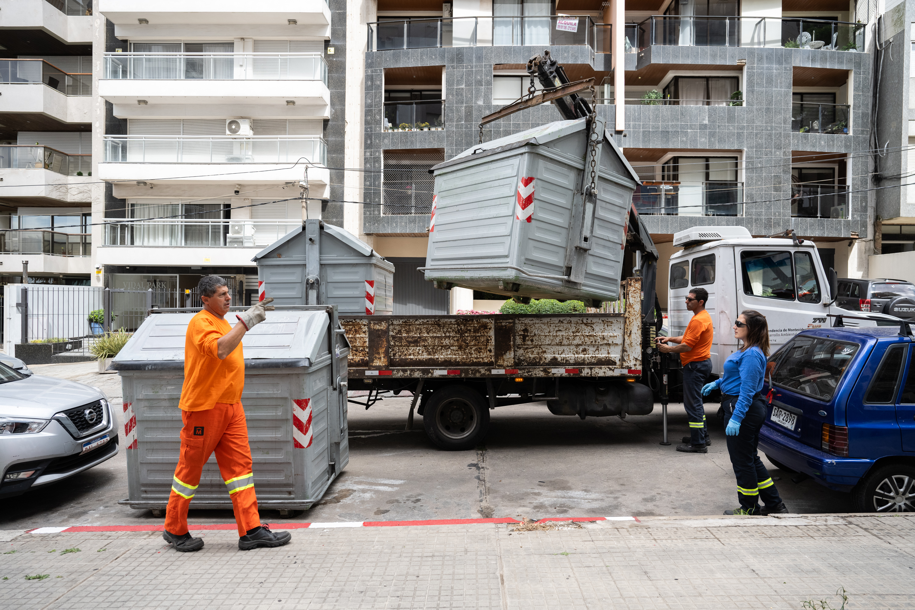 Reubicación de contenedores para residuos mezclados por finalización de obra en  calle 21 de setiembre,