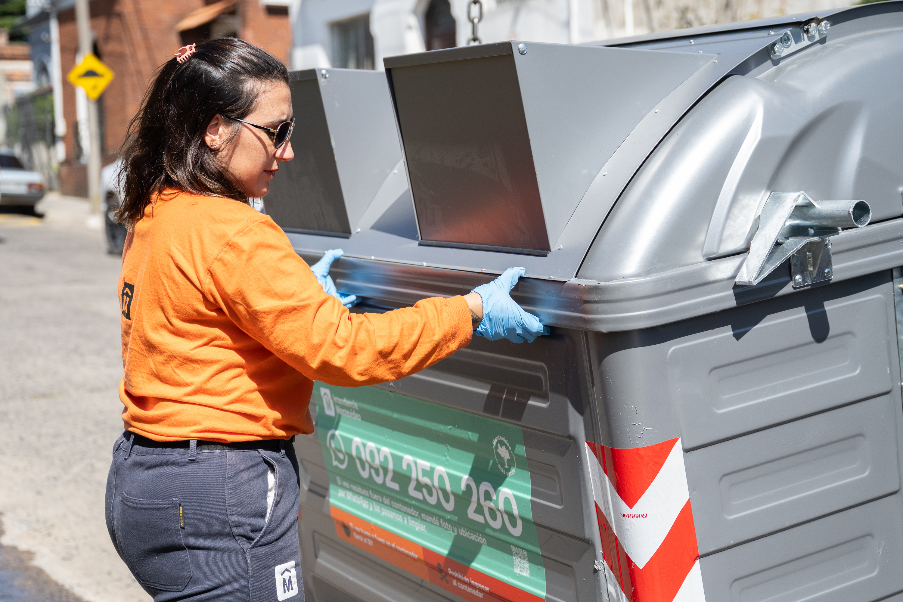 Instalación de nuevos contenedores para residuos mezclados en el Municipio G