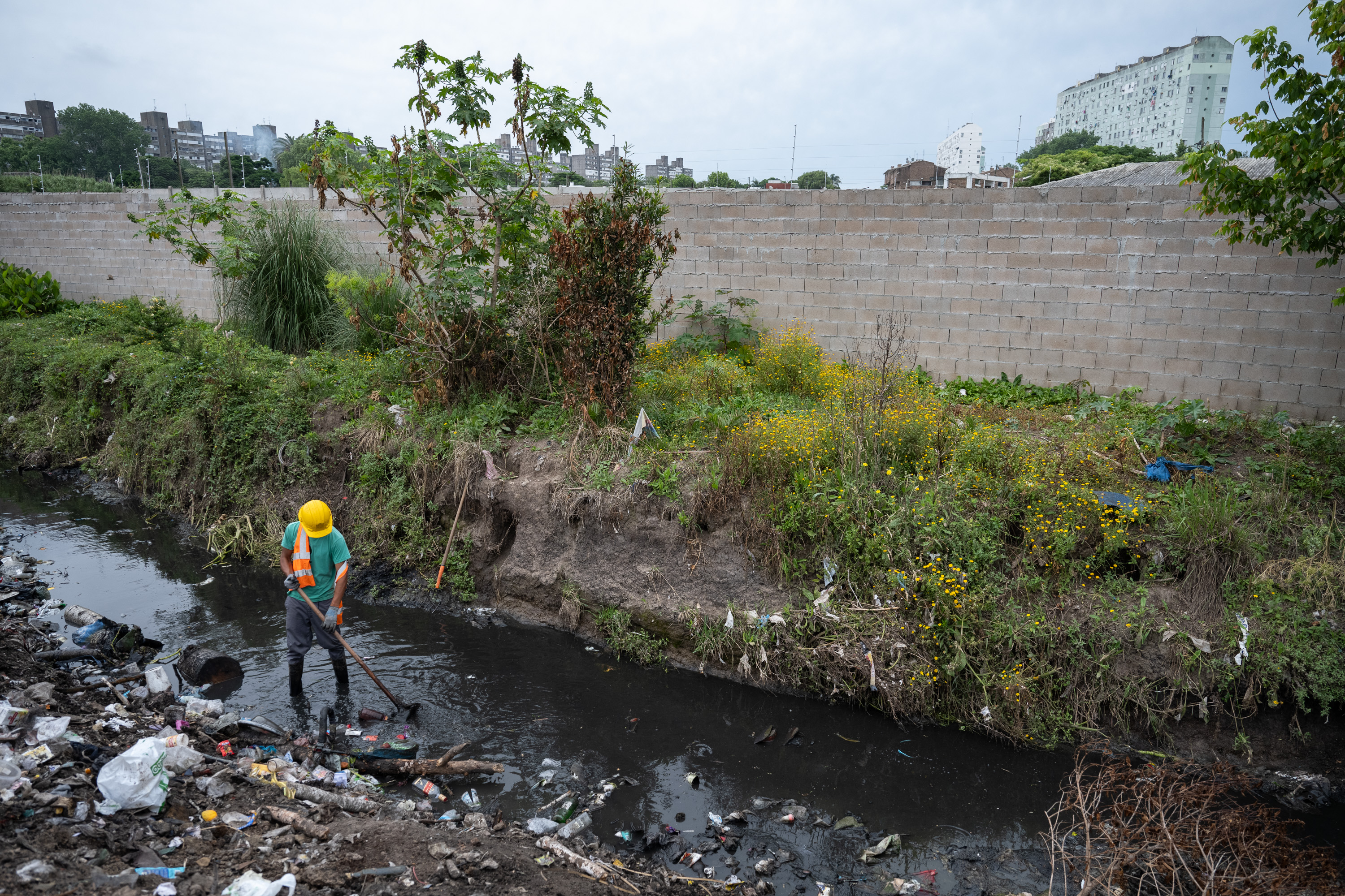 Trabajos de limpieza preventivos ante la tormenta en el barrio Aquiles Lanza