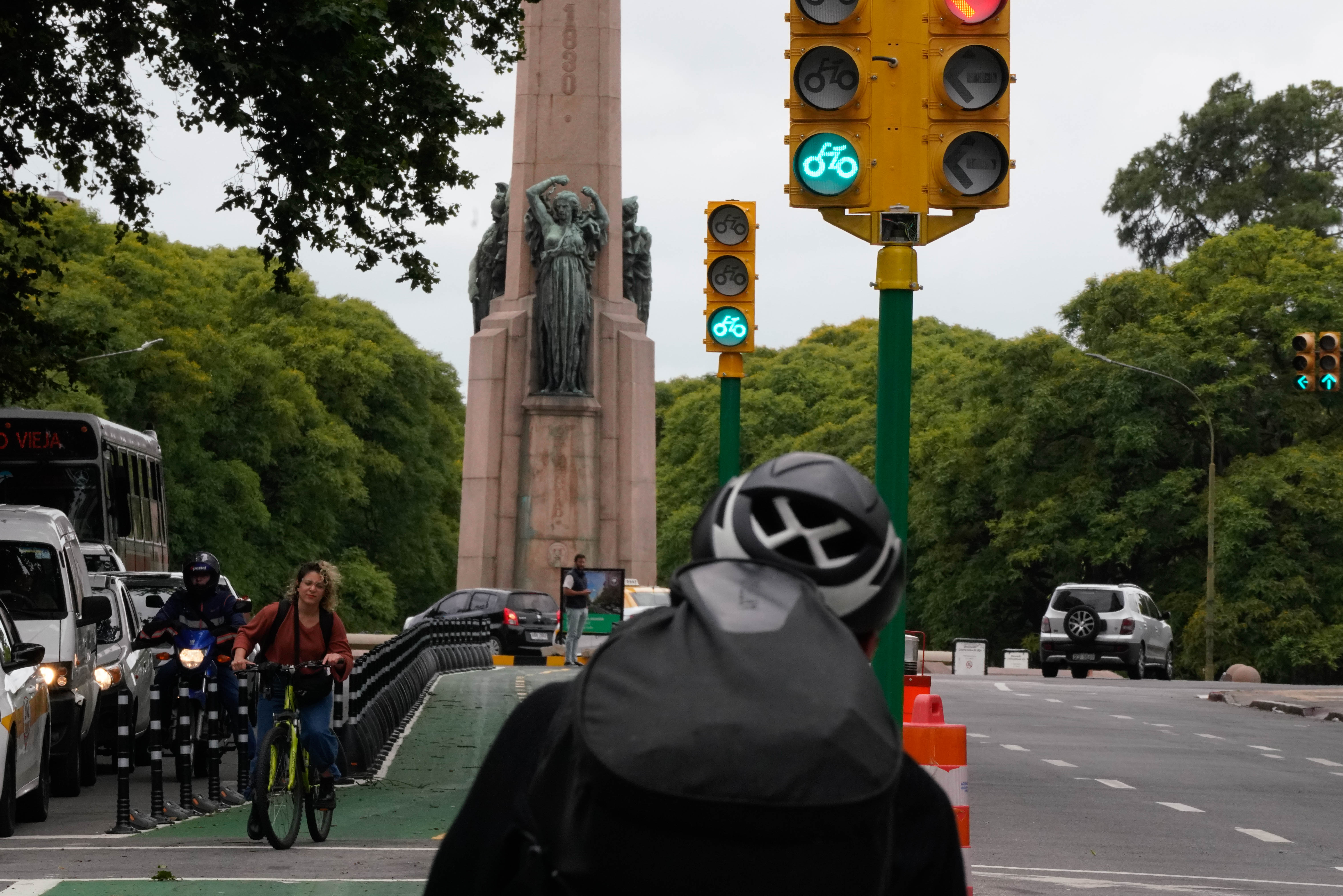 Ciclovía en Dr. Mario Cassinoni y Av. 18 de Julio 