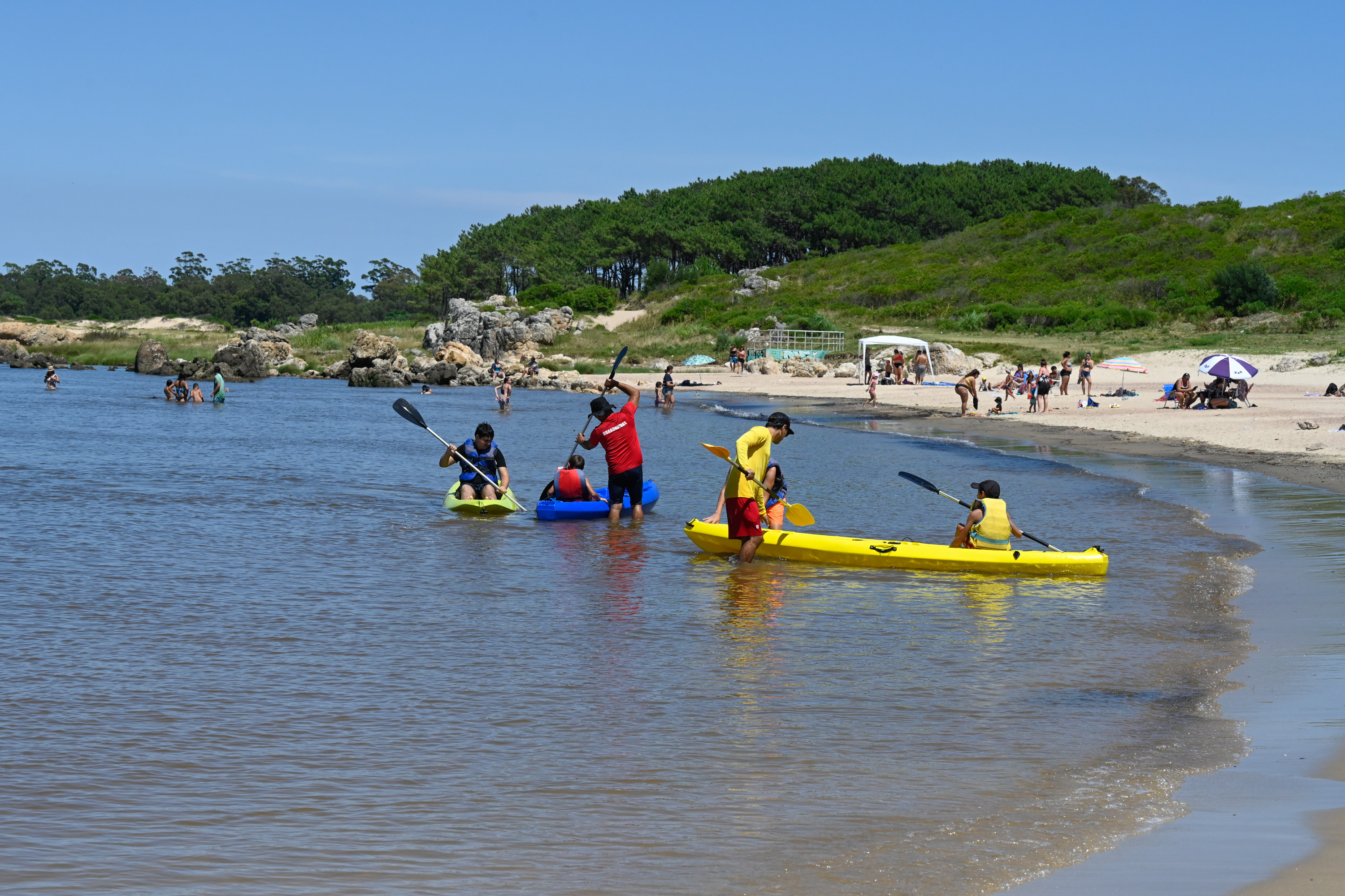 :Escuela de mar en playa Santa Catalina por programa Monteverano .  09 de enero de 2024