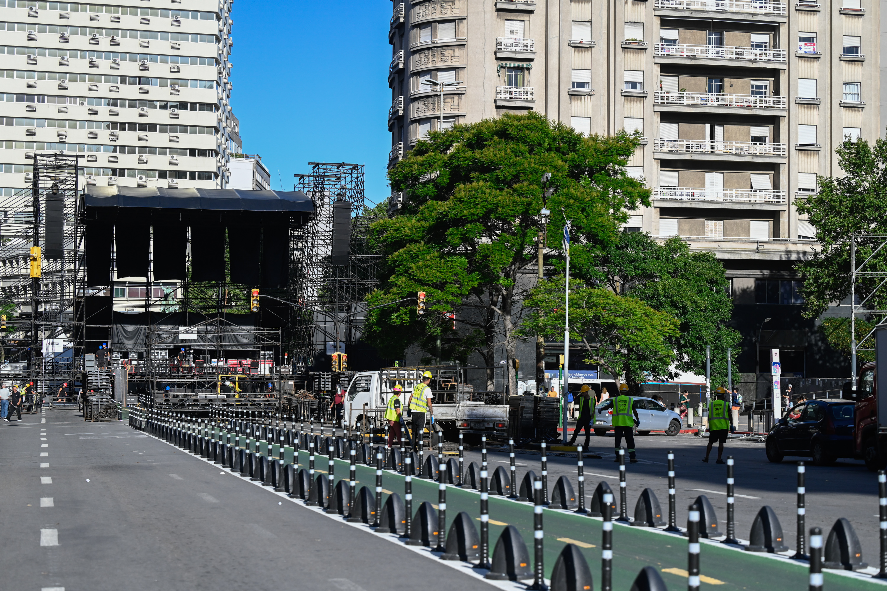 Montaje del escenario Gaucho por los festejos de los 300 años de Montevideo