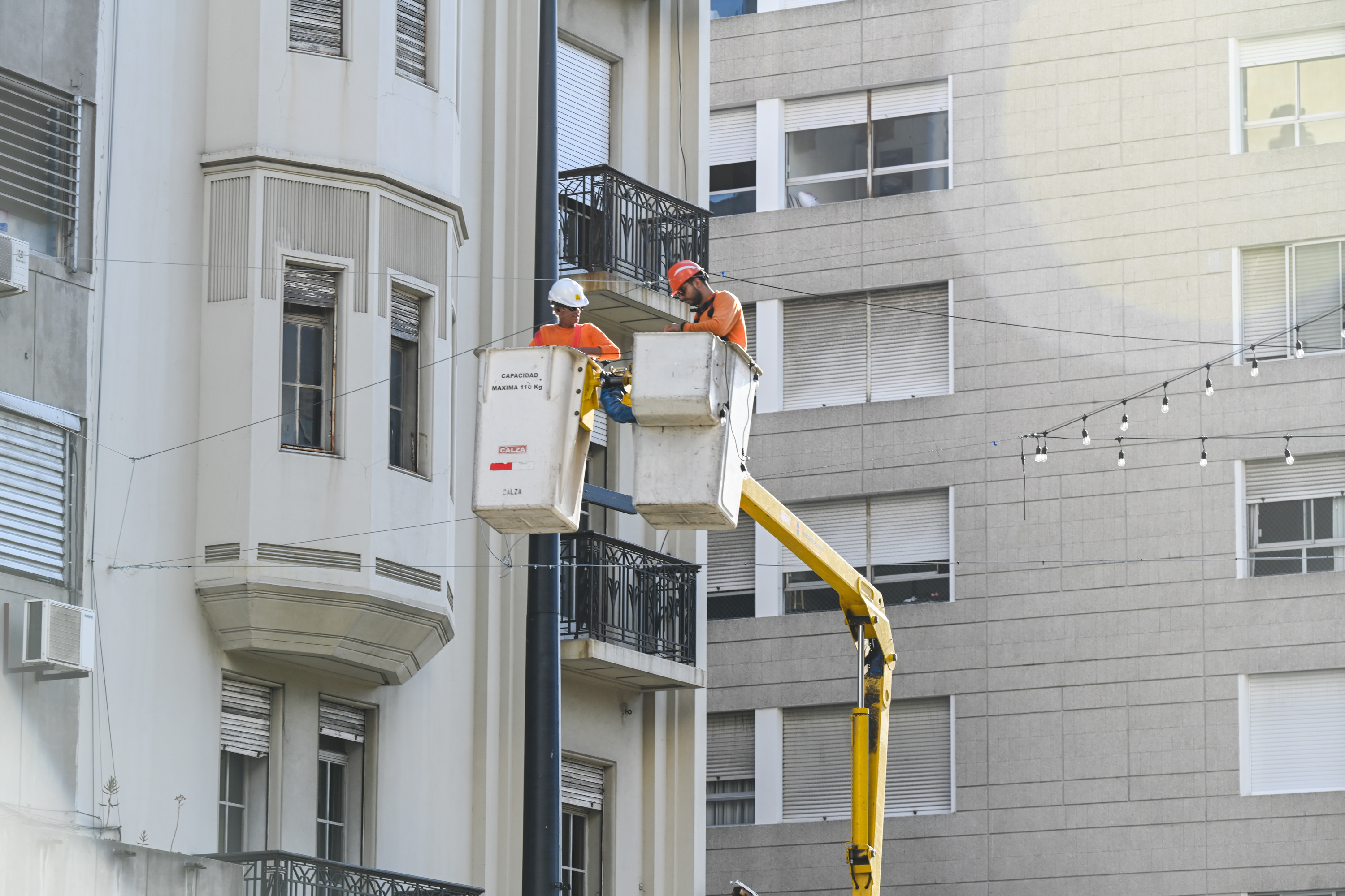 Instalación de luminarias en la Av. 18 de Julio 