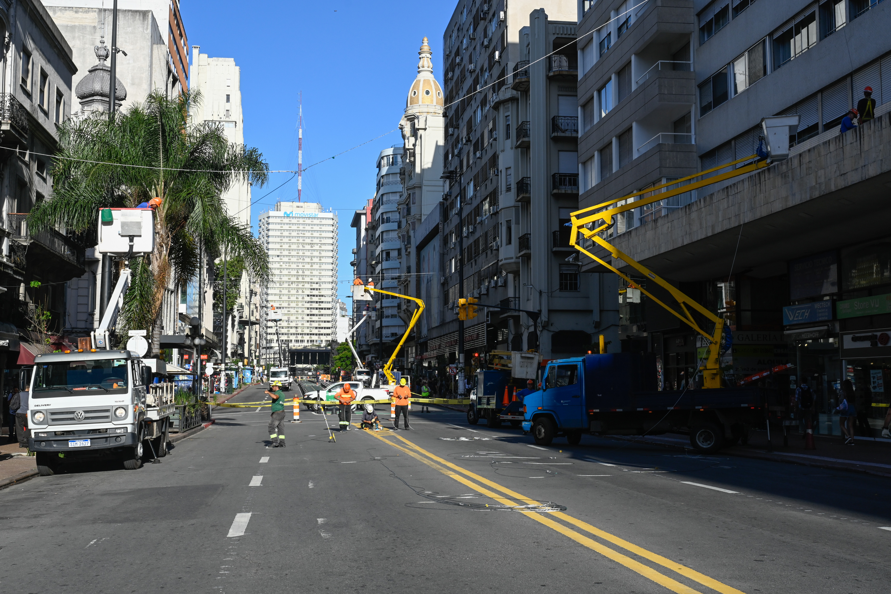 Instalación de luminarias en la Av. 18 de Julio 