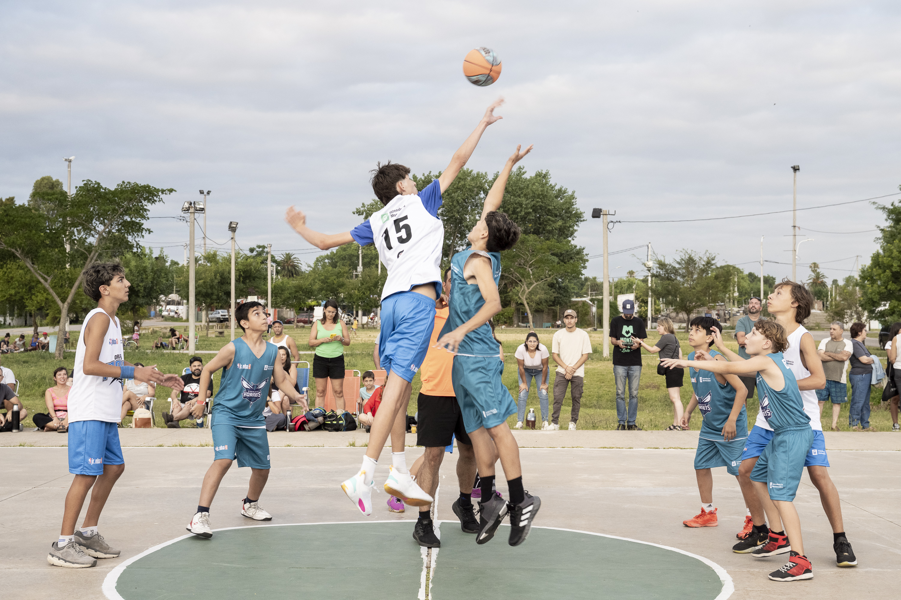 Torneo Jr. NBA en la plaza Alba Roballo