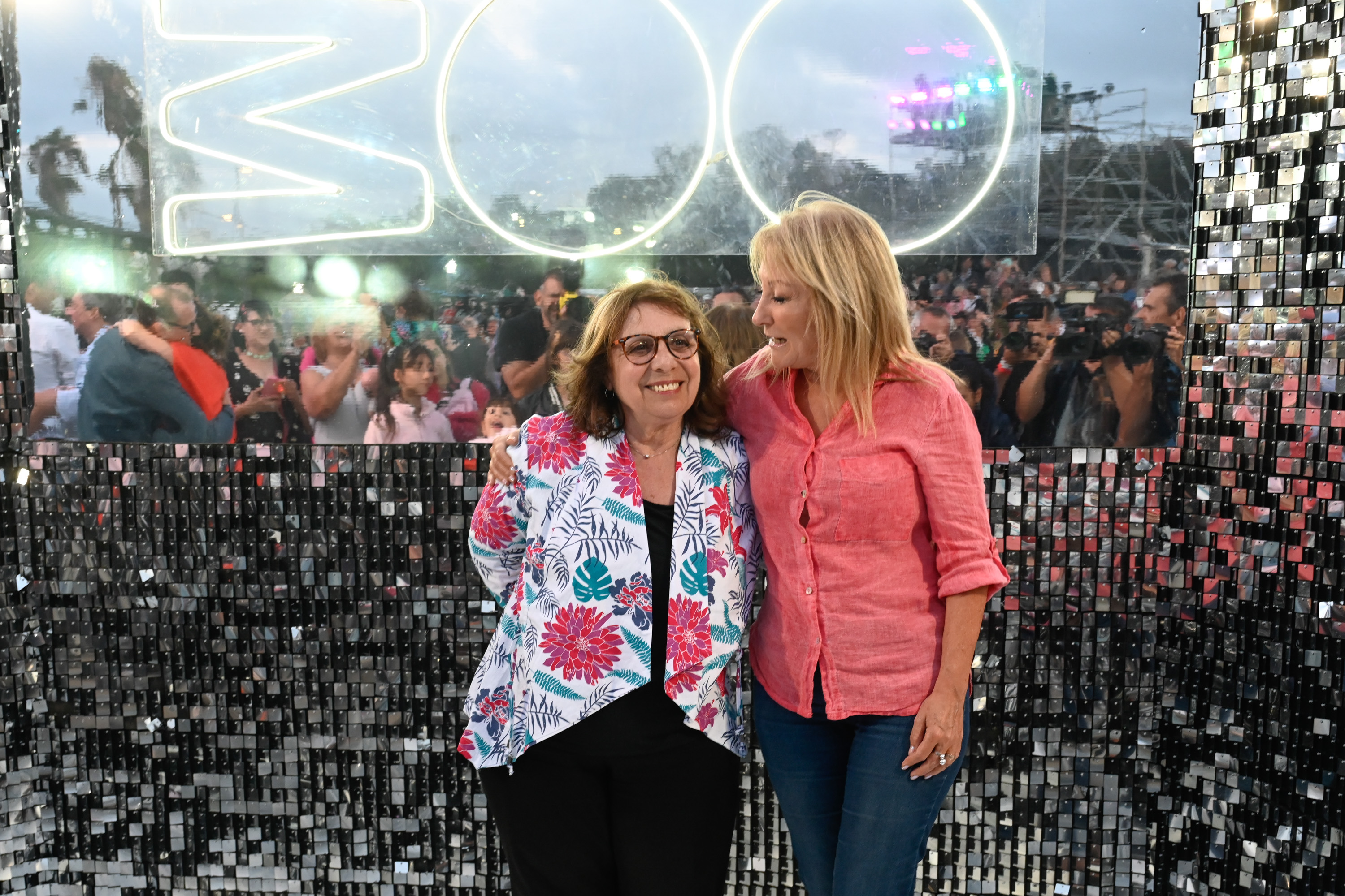 Carolina Cosse y Ana Olivera en la fiesta inaugural por los 300 años de Montevideo en playa del Cerro