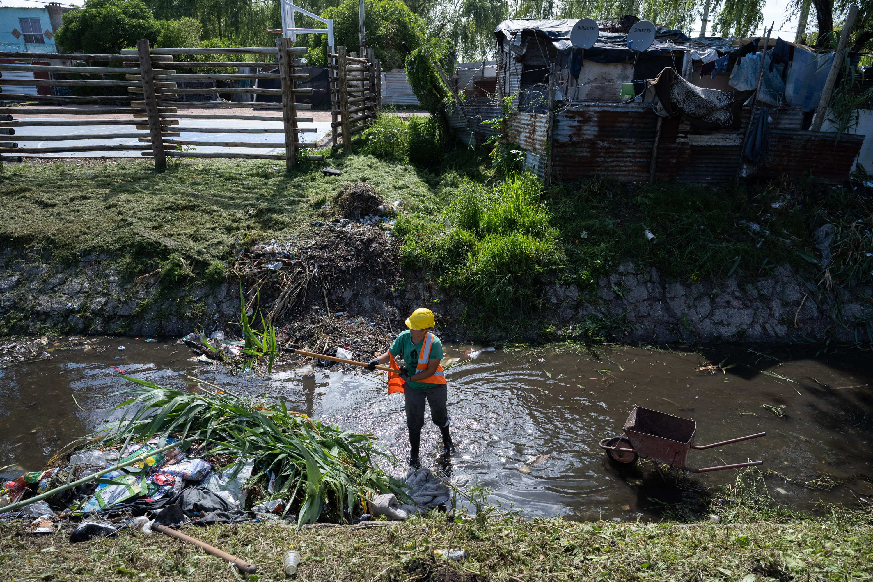 Limpieza del canal de hormigón en barrio Las Cabañitas