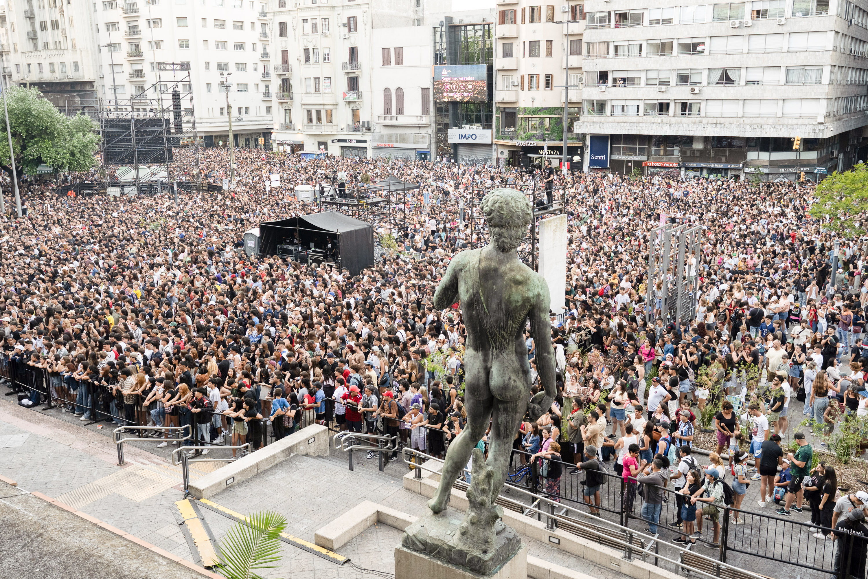 Festejos en el balcón de la IM por los 300 años de Montevideo