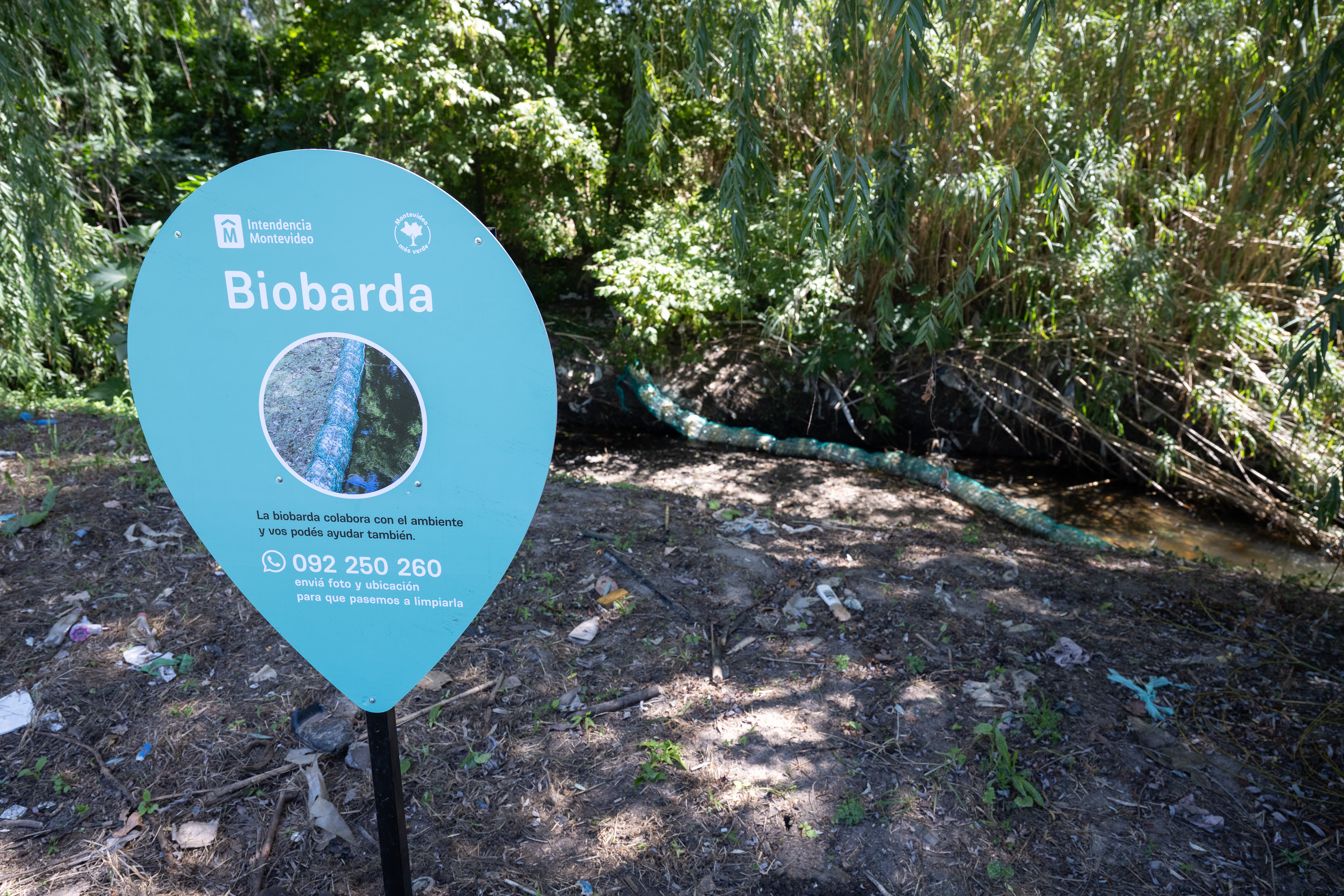 Colocación de cartel de biobardas en Camino José Strassner