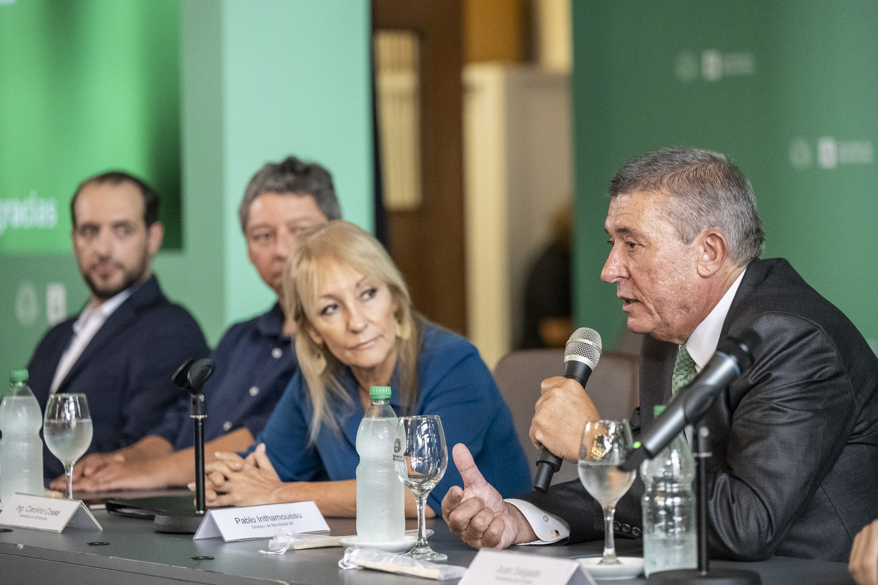 Intendenta Carolina Cosse realiza presentación de buses eléctricos para turismo 