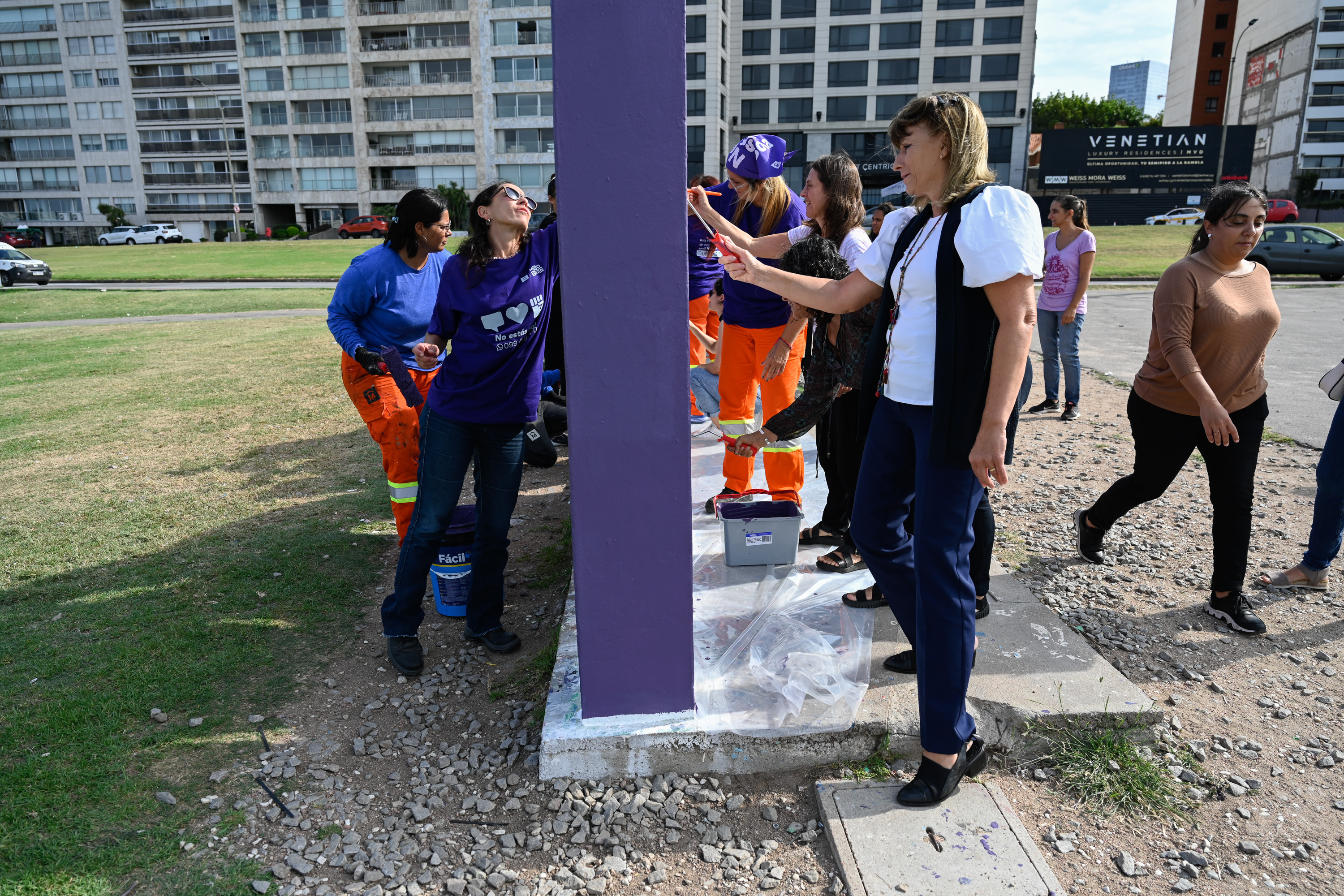 Intervención en cartel Montevideo en el marco de Marzo Mes de las Mujeres