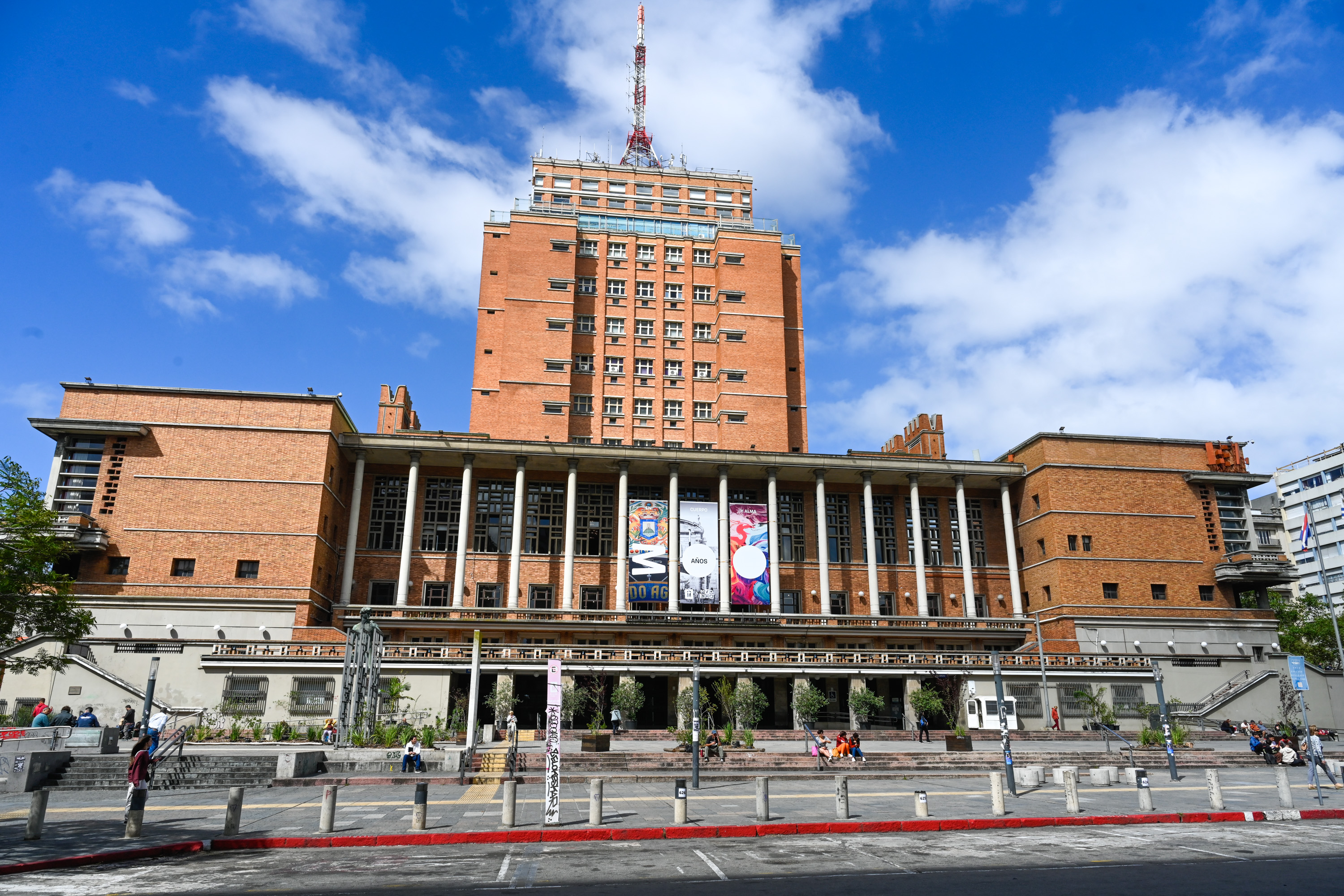 Fachada de la intendencia por los 300 años de Montevideo