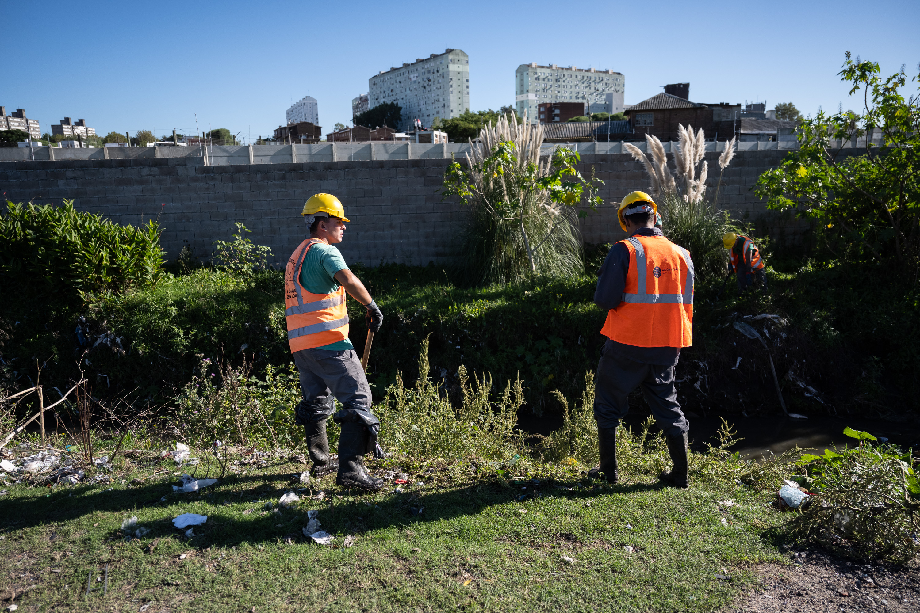 Limpieza de cañada en barrio Aquiles Lanza