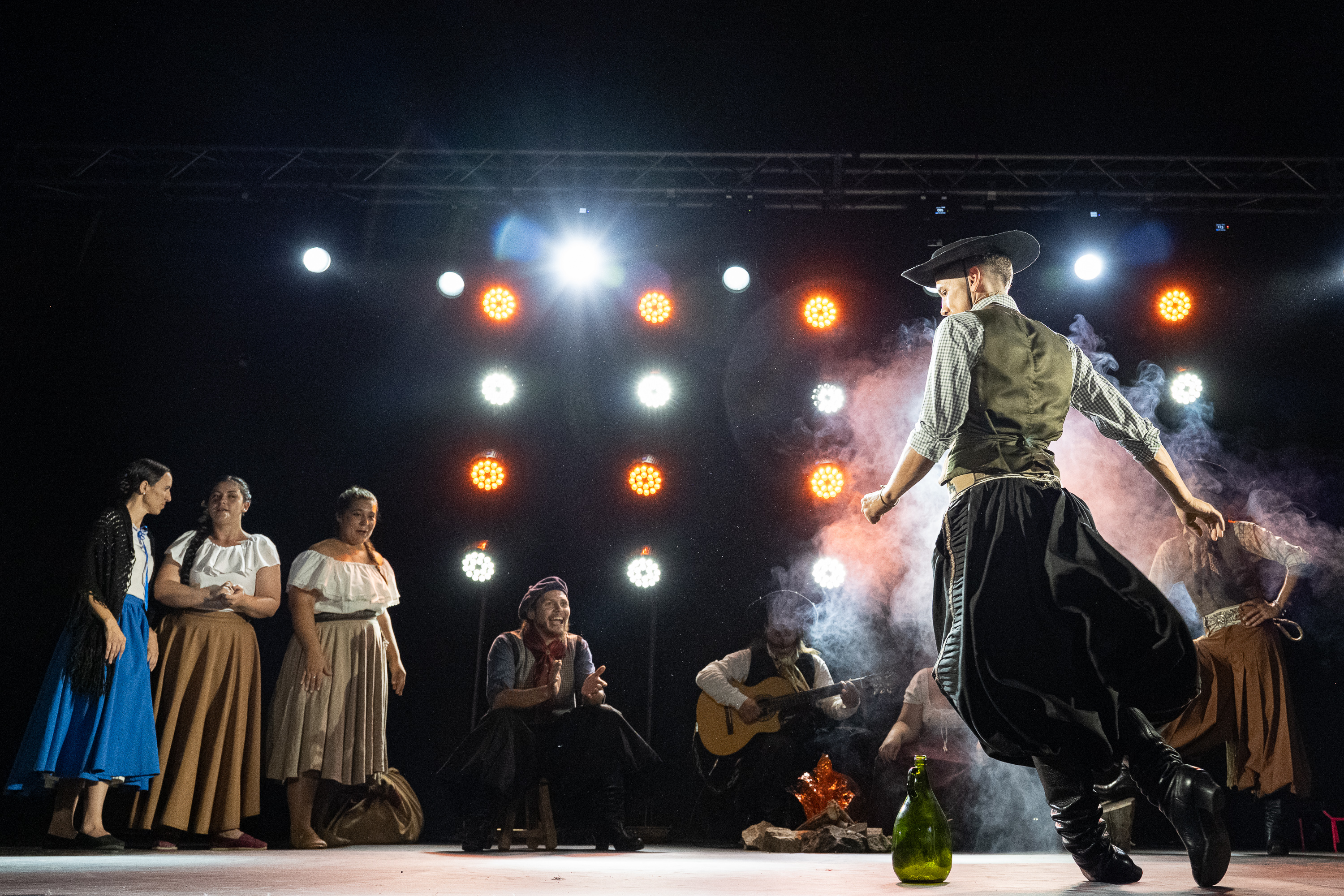 Danza folklórica en el escenario Amalia de la Vega de la Semana Criolla 2024