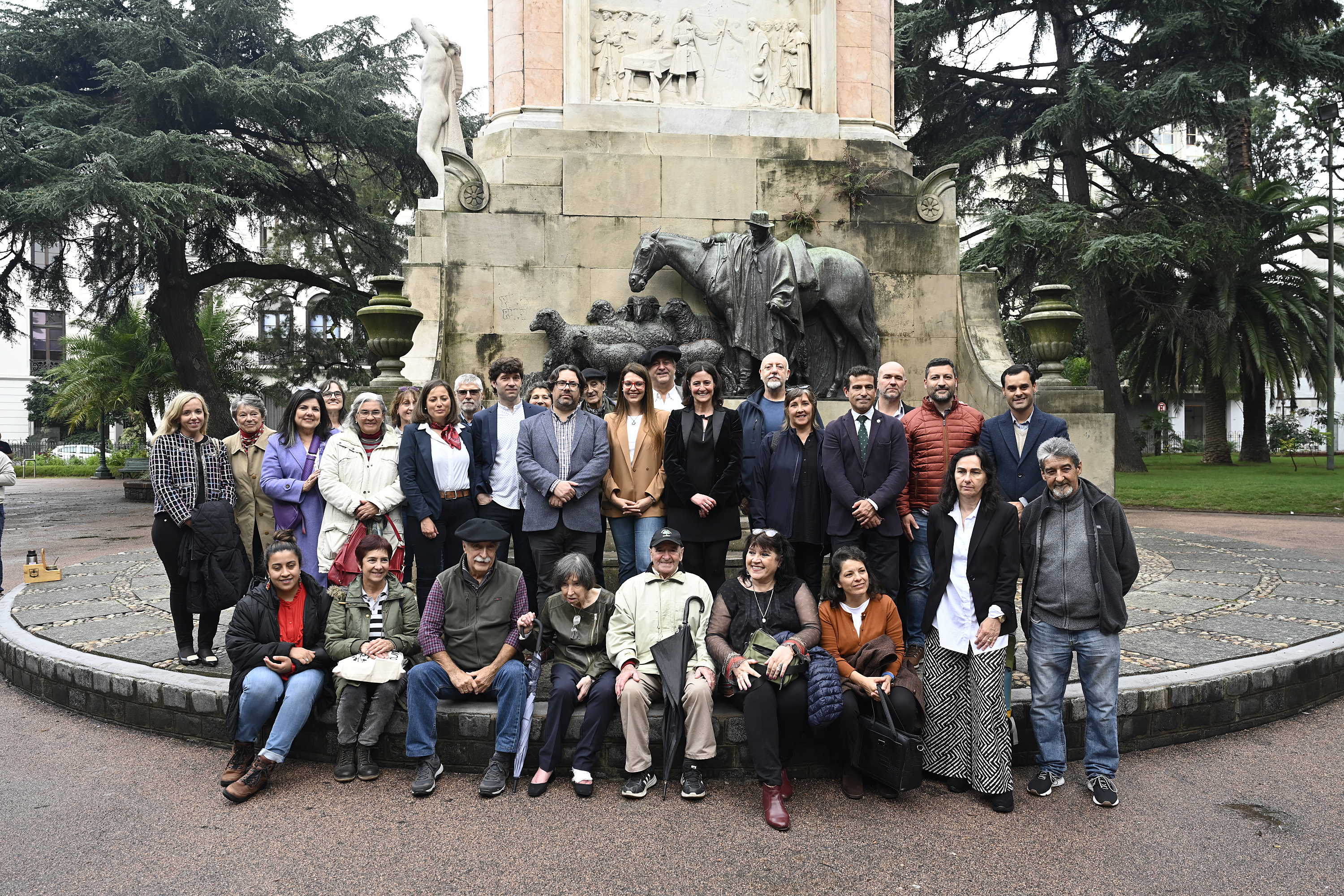 Colocación de placa por los 300 años de Montevideo en Plaza Zabala junto a delegación del Municipio de Durango 