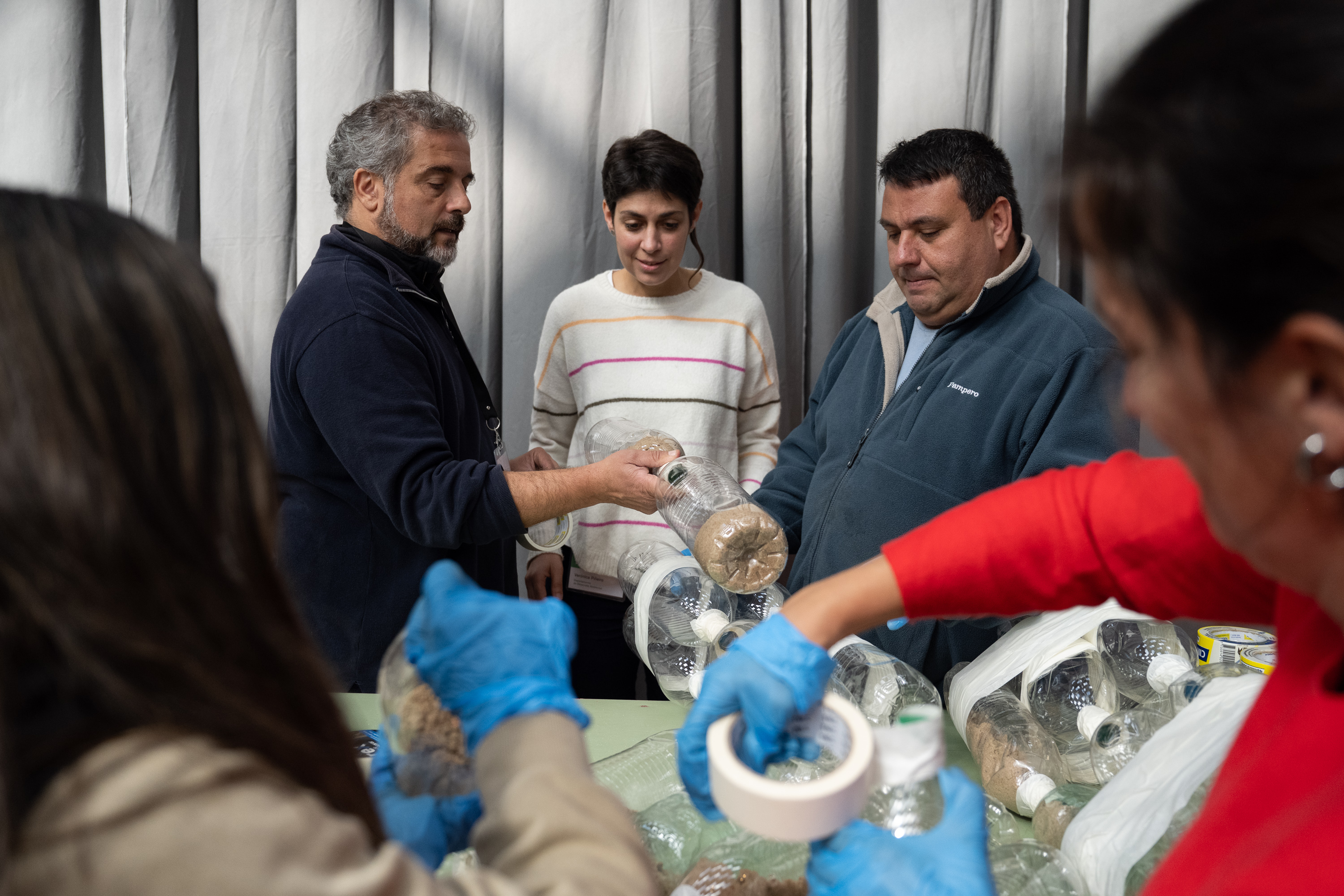 Taller de elaboración de biobardas con funcionarios y funcionarias de la empresa Salus en el Espacio Modelo